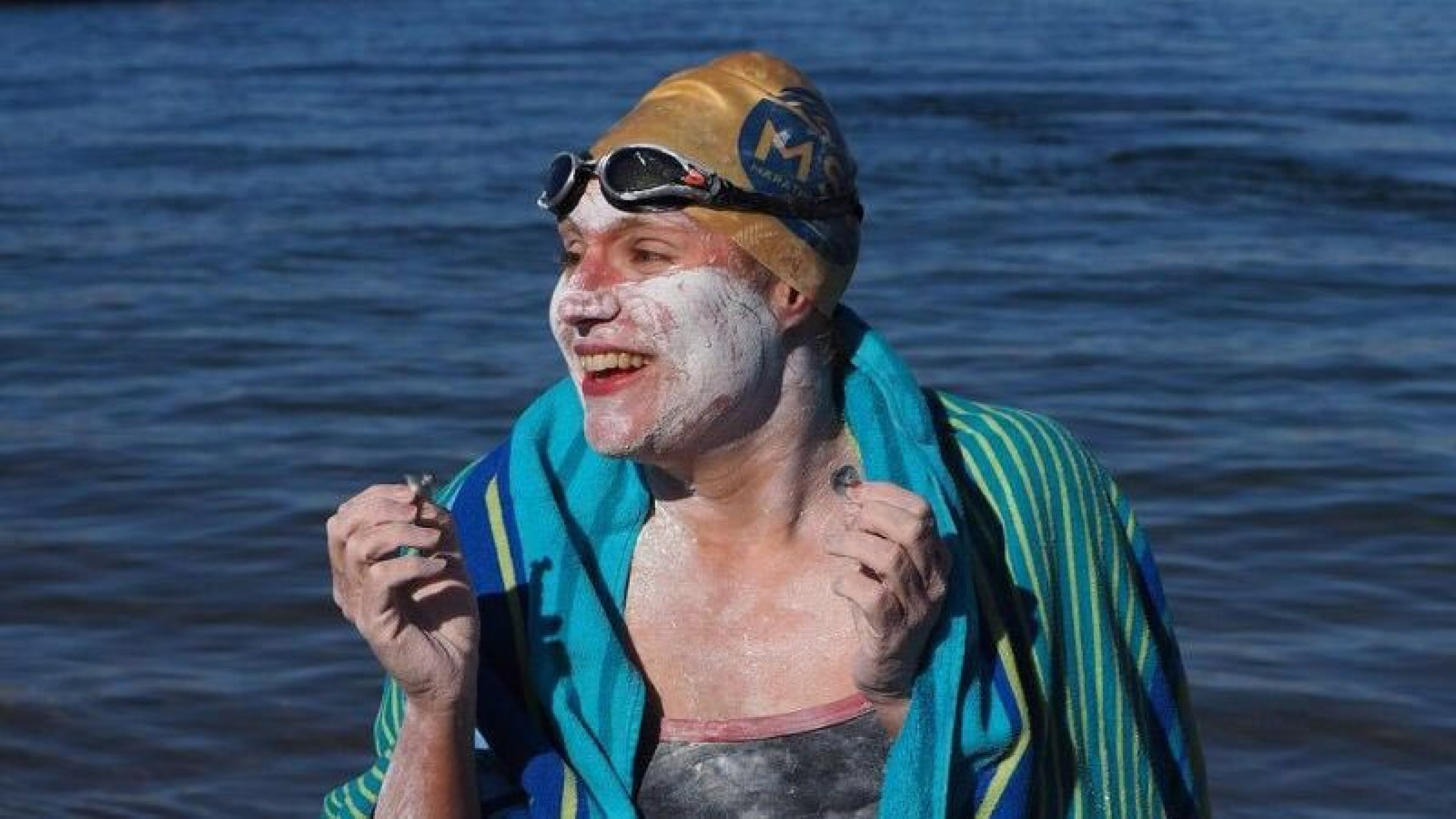 Где 2007 году совершил заплыв льюис пью. Женщина переплывшая ла-Манш. Переплыл ла Манш вплавь.