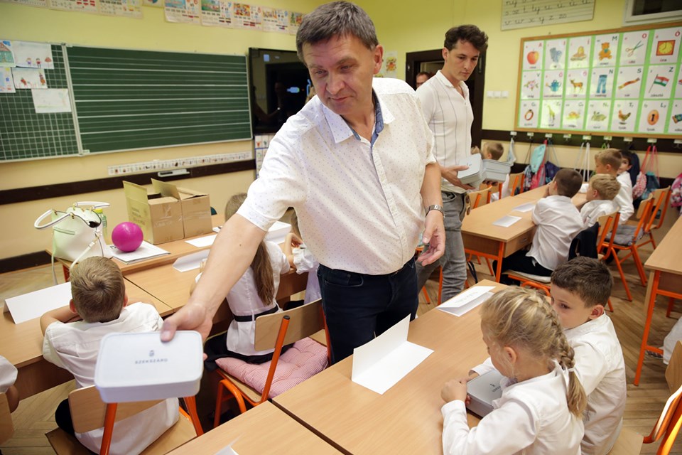 A Pécsi Ítélőtábla szerint törvényt sértett az iskolában kampányoló szekszárdi polgármester