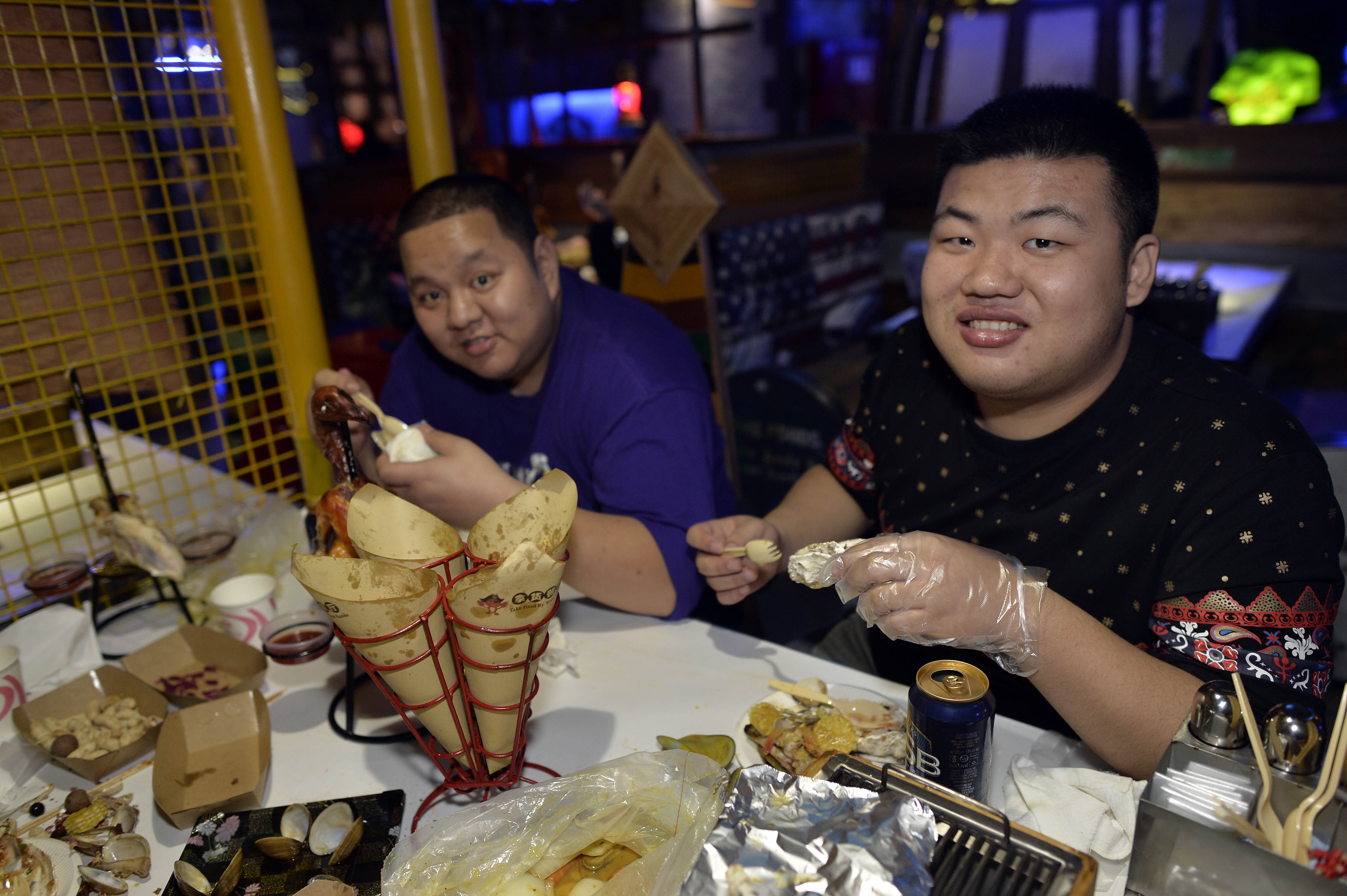 Eggyel kevesebb ételt szolgálnának fel az éttermekben Kínában, mint ahány vendég van