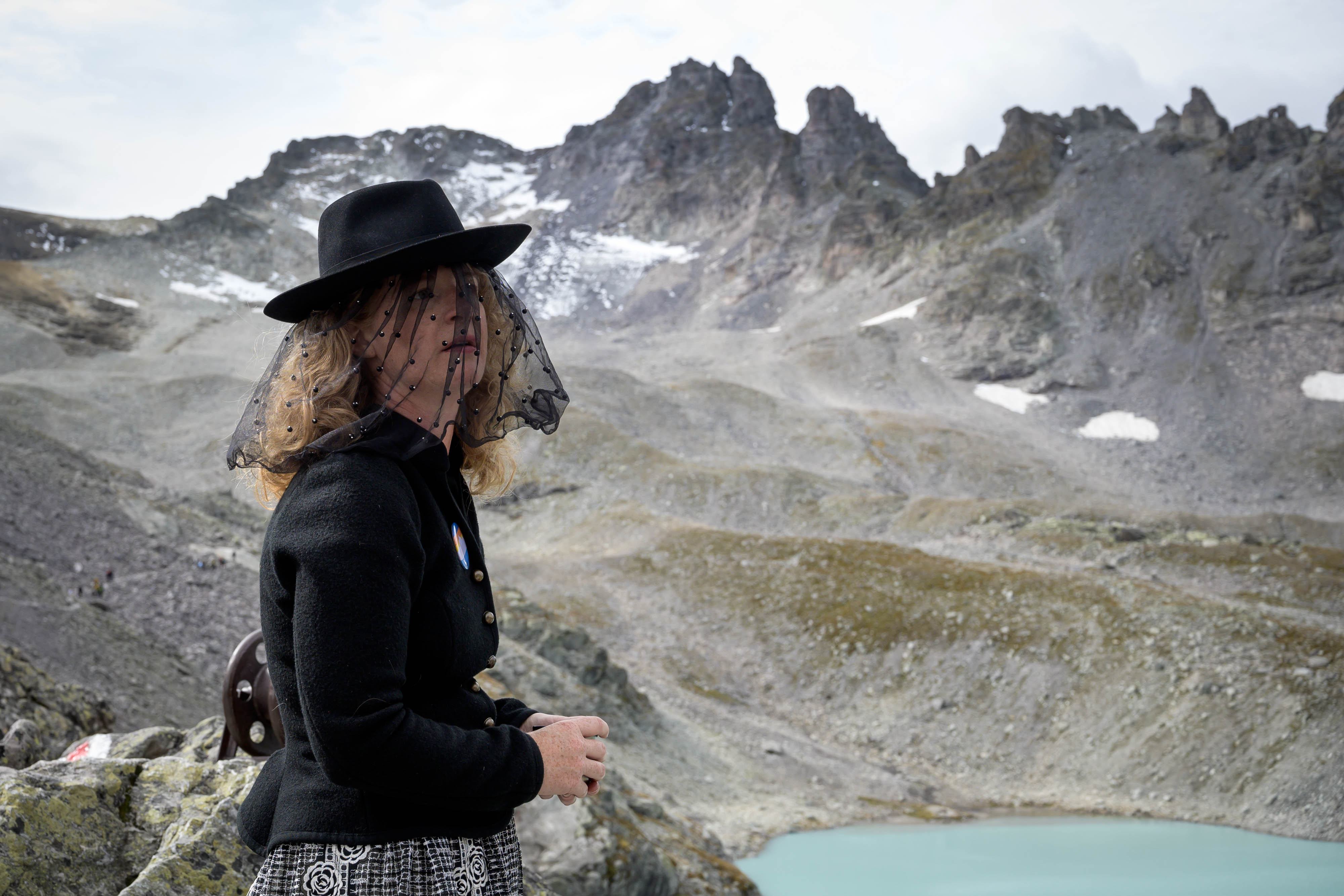 Temetési menettel búcsúztak el egy gleccsertől Svájcban