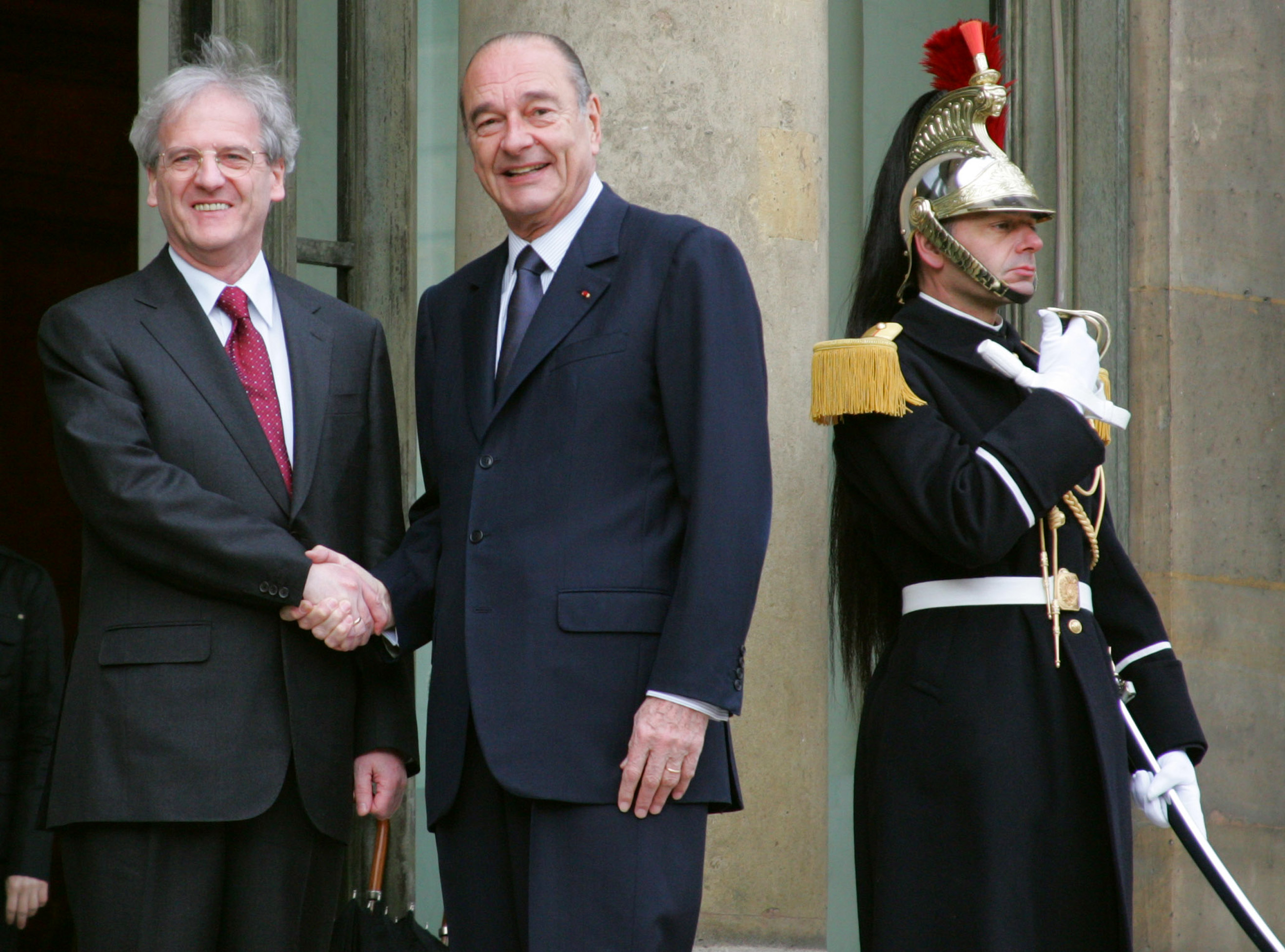Jacques Chirac francia államfő fogadja Sólyom László köztársasági elnököt az Elysee elnöki palotában 2006. március 10-én.