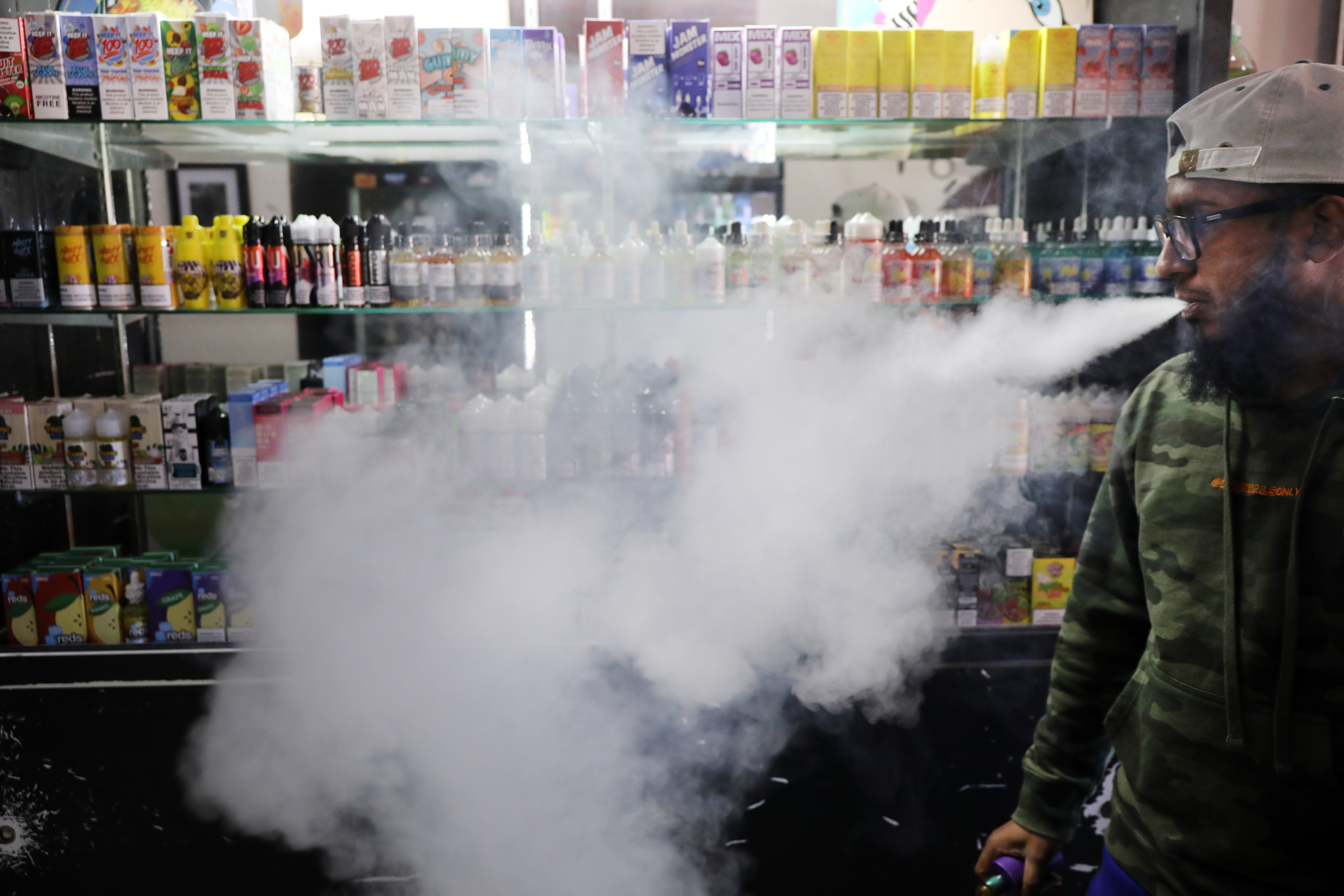A szemünk előtt esik szét a legnagyobb e-cigaretta-birodalom, a Juul