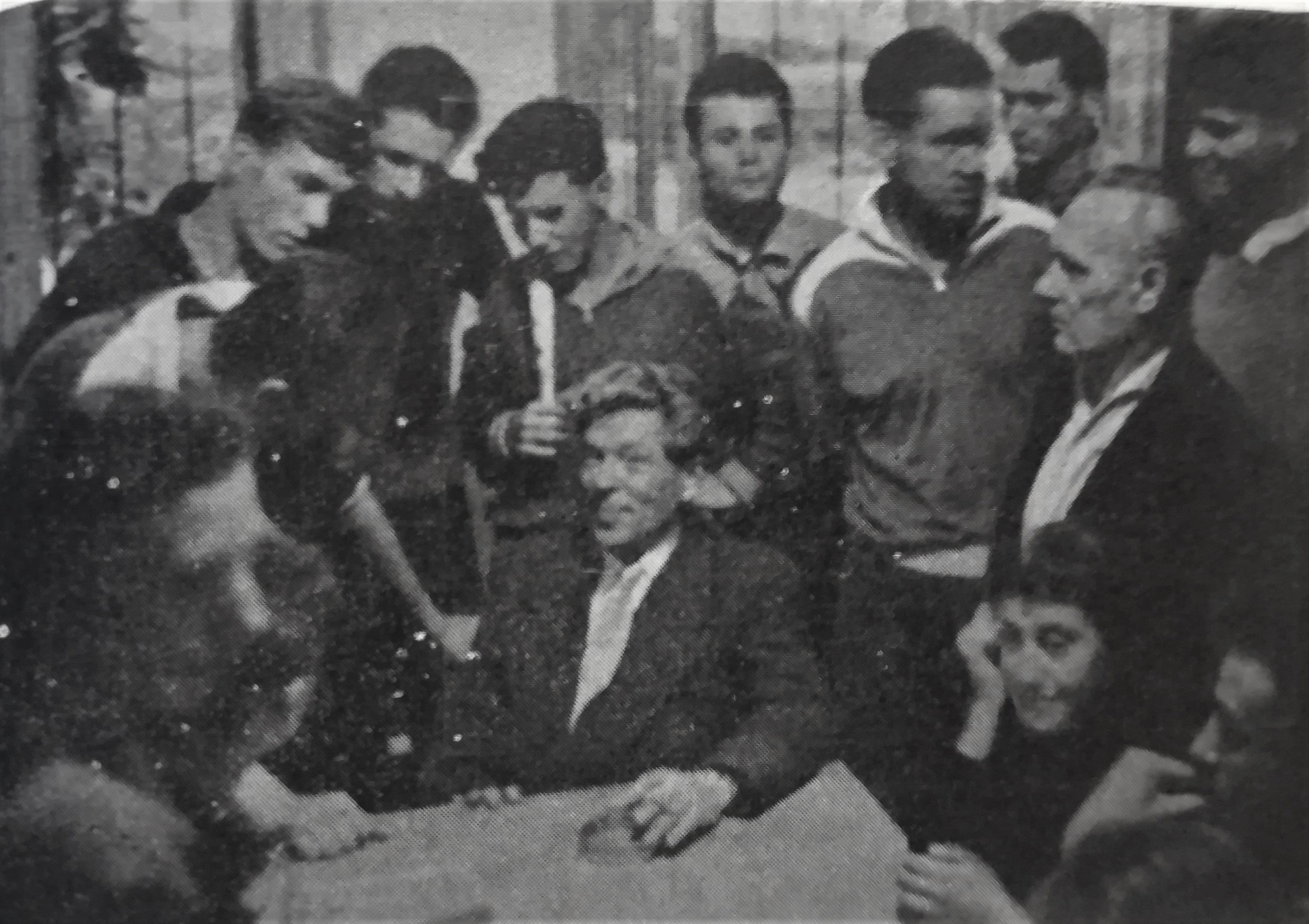 Marosán György államminiszter az 1957-es edzőtáborban a milánói világjátékok előtt