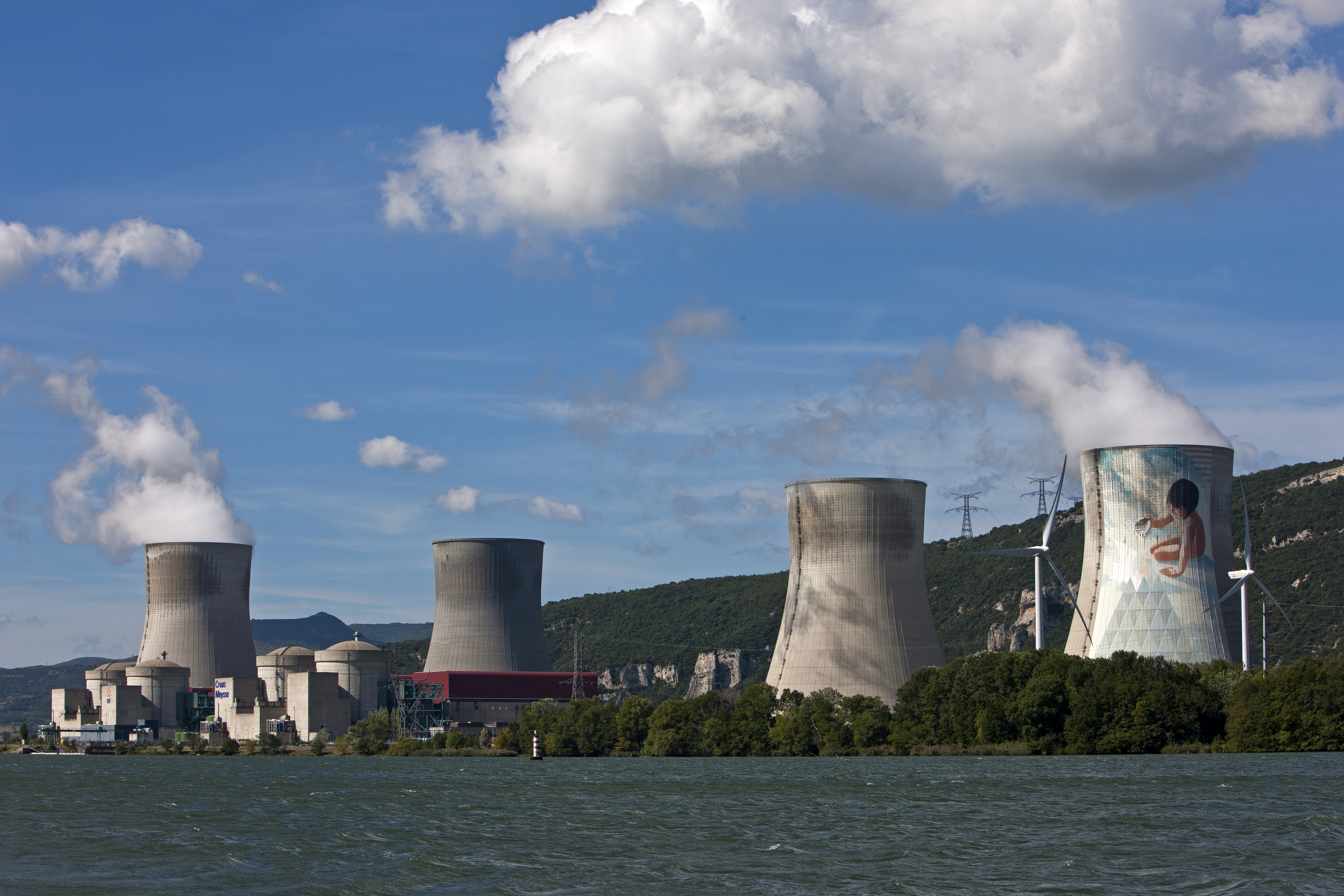 A Cruas atomerőmű a Rhône partján