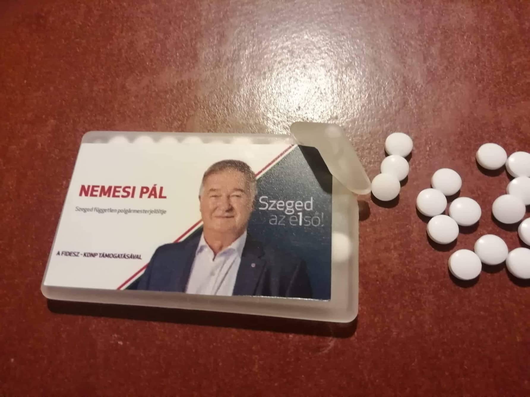Gyanús külsejű fehér tablettákkal kampányol Szegeden Botka  fideszes ellenfele