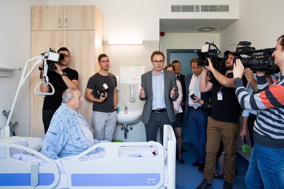 A Budavári Önkormányzat úgy adott át új kórtermet, hogy ott ült egy páciens