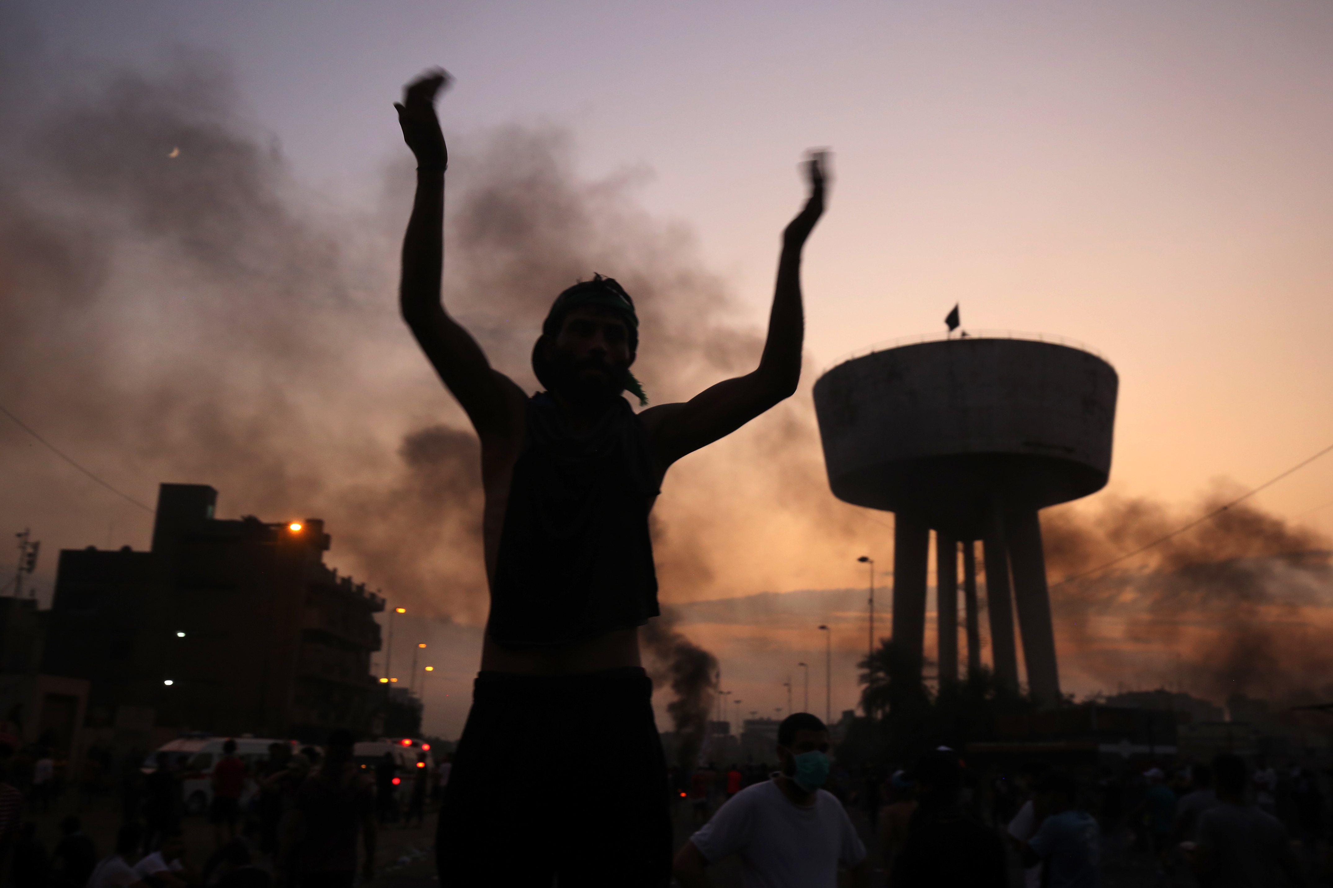 Már legalább nyolc halottja és háromszáz sebesültje van az Irakban kirobbant tiltakozásoknak