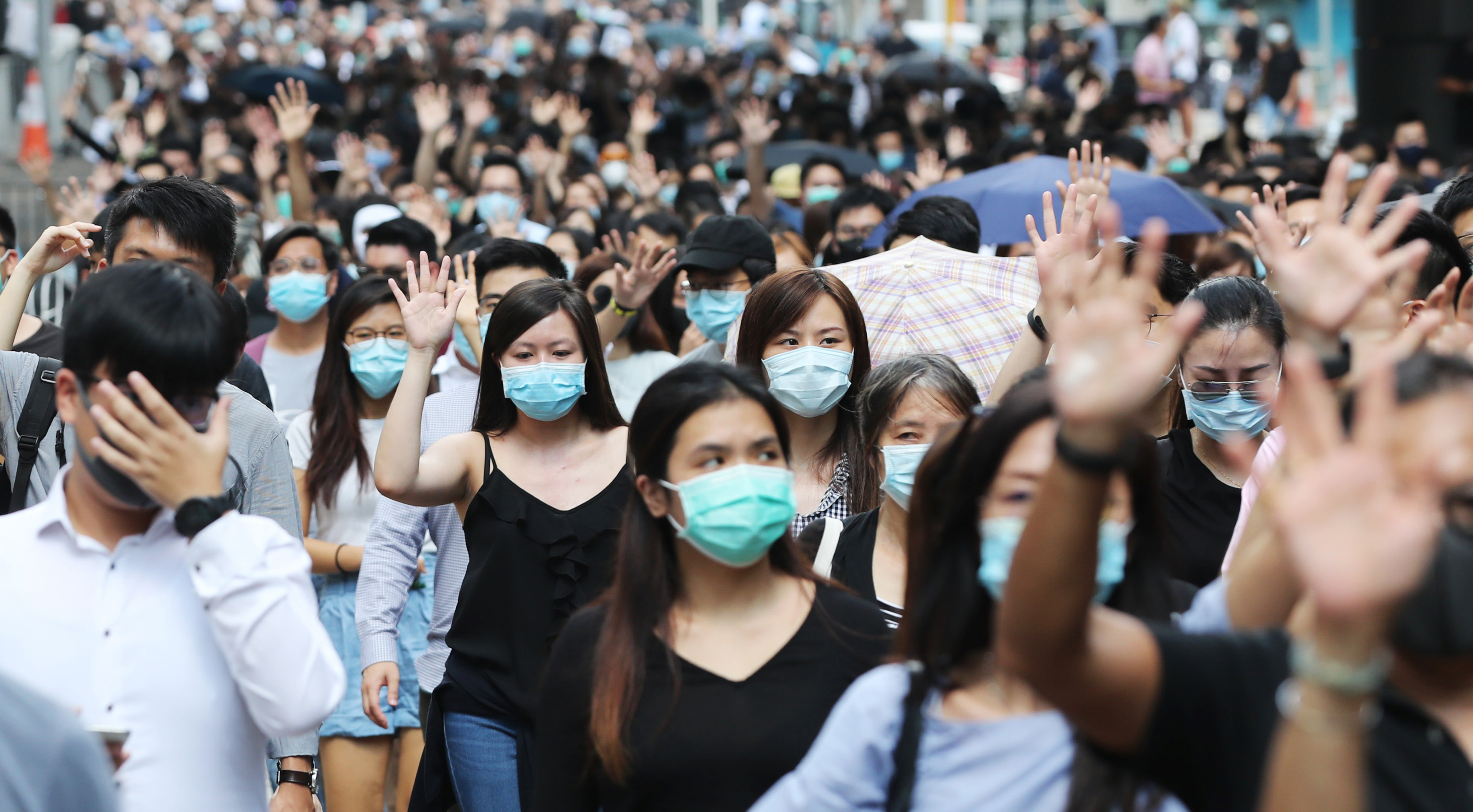 A hongkongi kormányzó betiltja a maszkok viselését