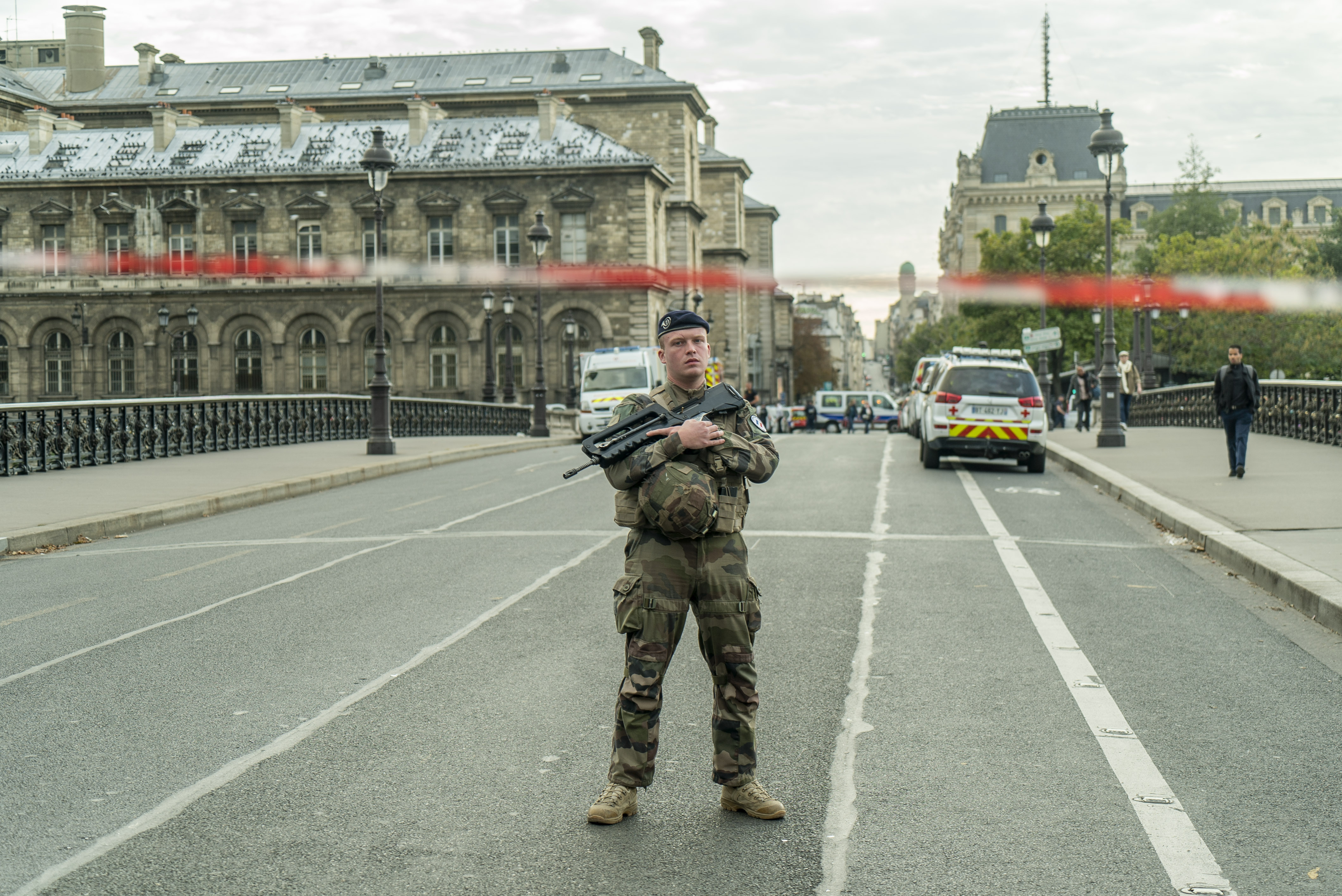 A felesége szerint munkahelyi vita miatt késelhetett a főkapitányságon a párizsi támadó