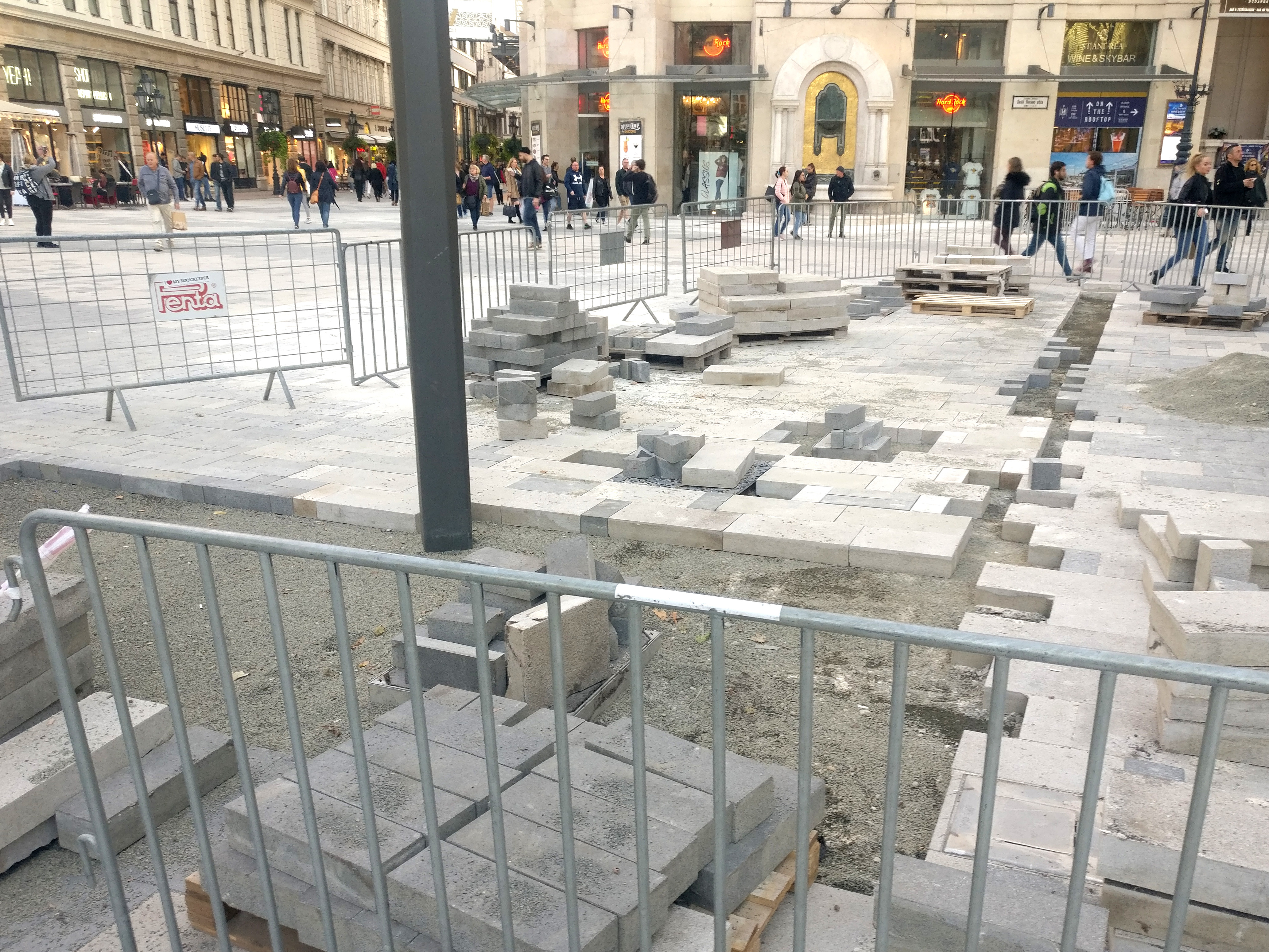 Másfél héttel a megnyitás után felszedték a felújított Vörösmarty tér köveit