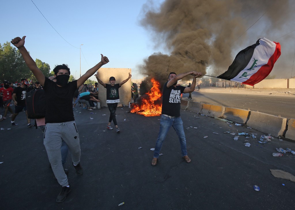 Belelőttek a tüntető tömegbe Irakban, már legalább 70 halottja van a megmozdulásoknak