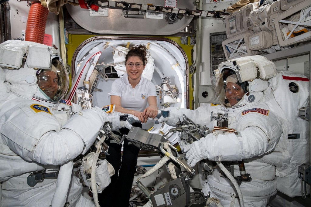 Indulásra készen állnak az első női űrséta tagjai
