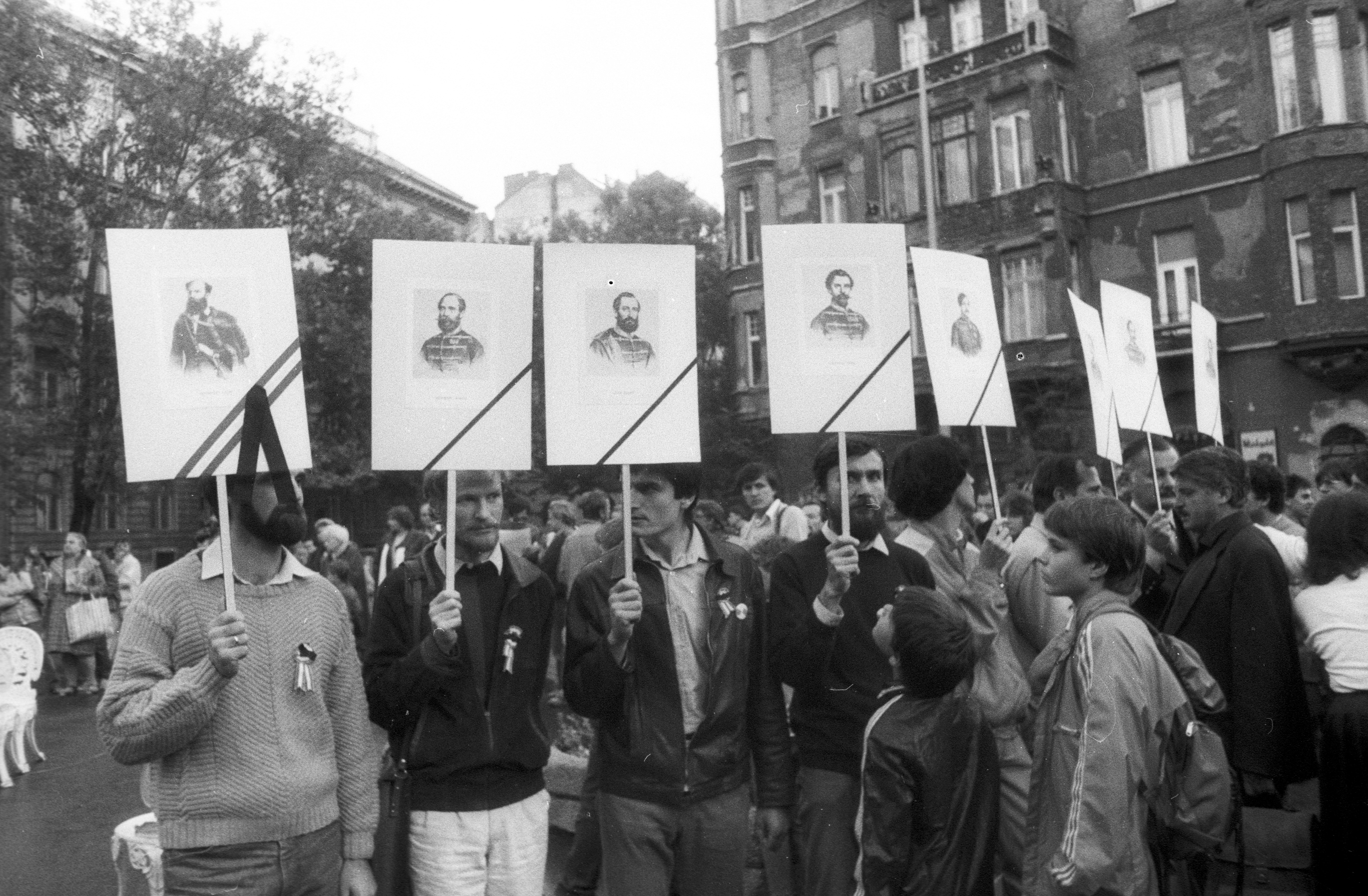 Egy nap képei: A Fidesz munkáscsoportja megemlékezik az aradi vértanúkról 1988-ban