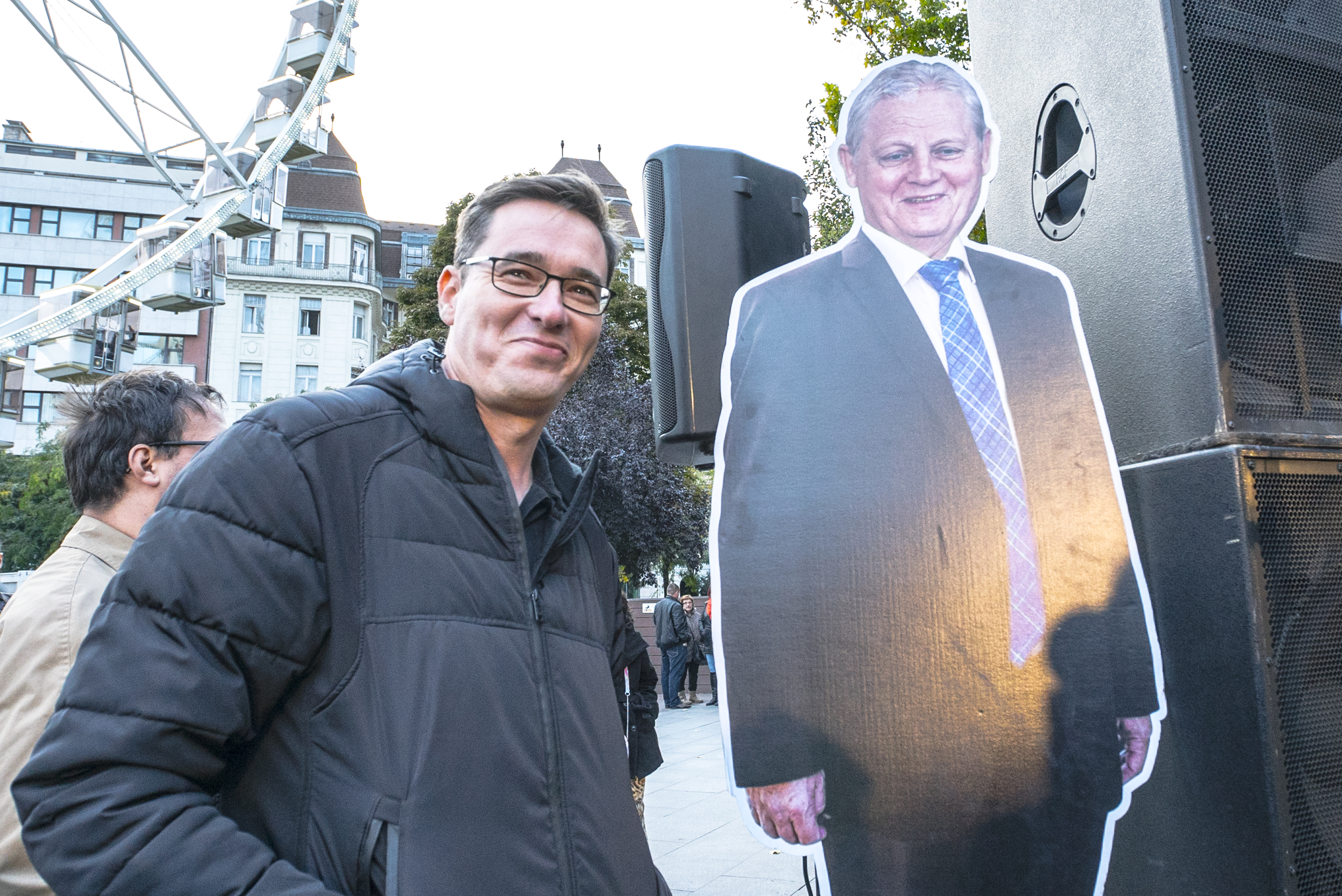 Karácsony Gergely és a karton-Tarlós, amellyel pótolták a távolmaradó főpolgármestert