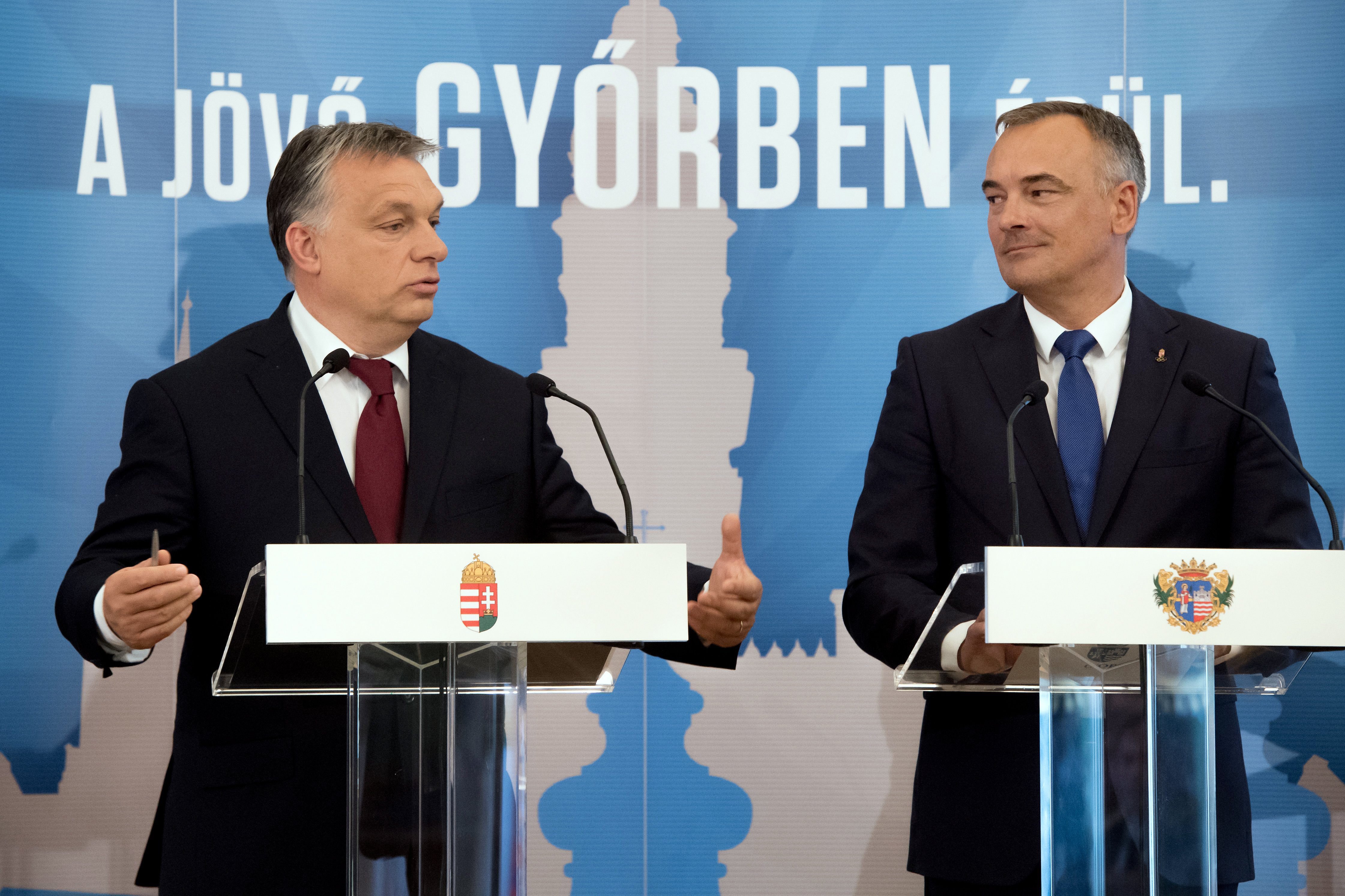 Orbán Viktor miniszterelnök és Borkai Zsolt  polgármester sajtótájékoztatót tart, miután aláírták a Modern városok program keretében a kormány és Győr városa közötti együttműködési megállapodást a győri városháza dísztermében 2017. április 28-án
