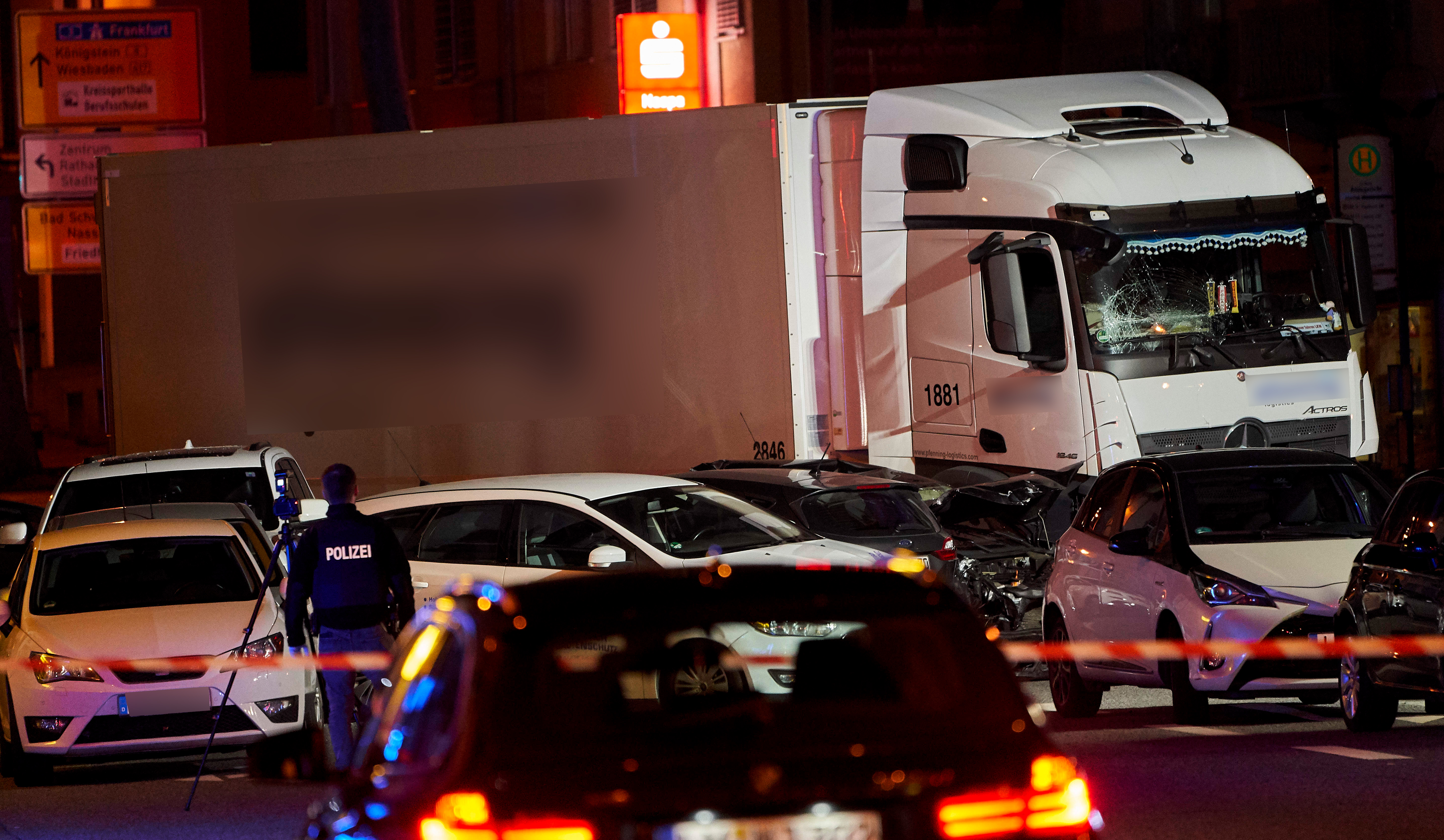 Lopott kamionnal hajtott autók közé egy szír férfi Limburgban