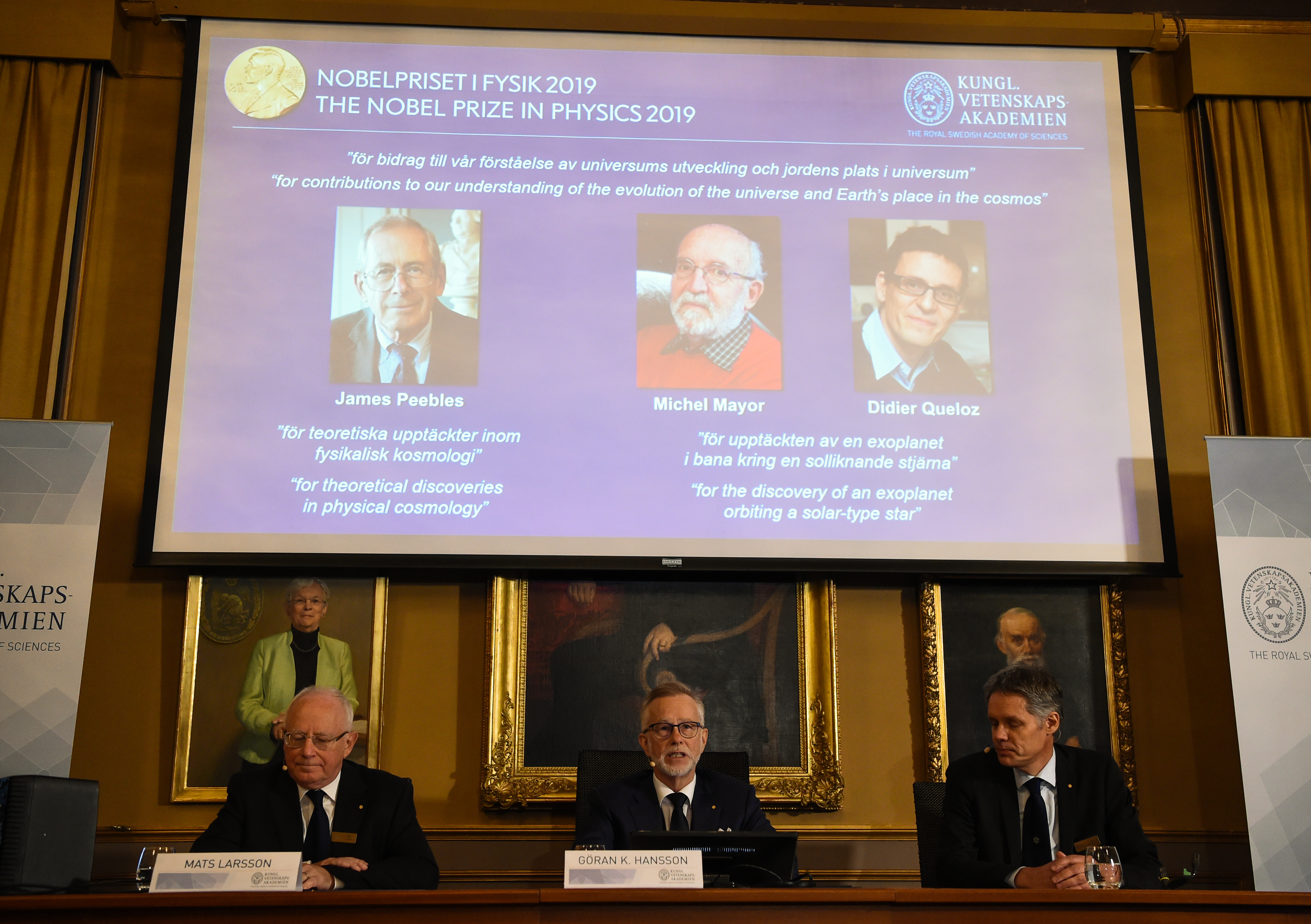 A Nobel-bizottság tagjai bejelentik a 2019-es fizikai Nobel-díj három nyertesét 2019. október 8-án, Stockholmban