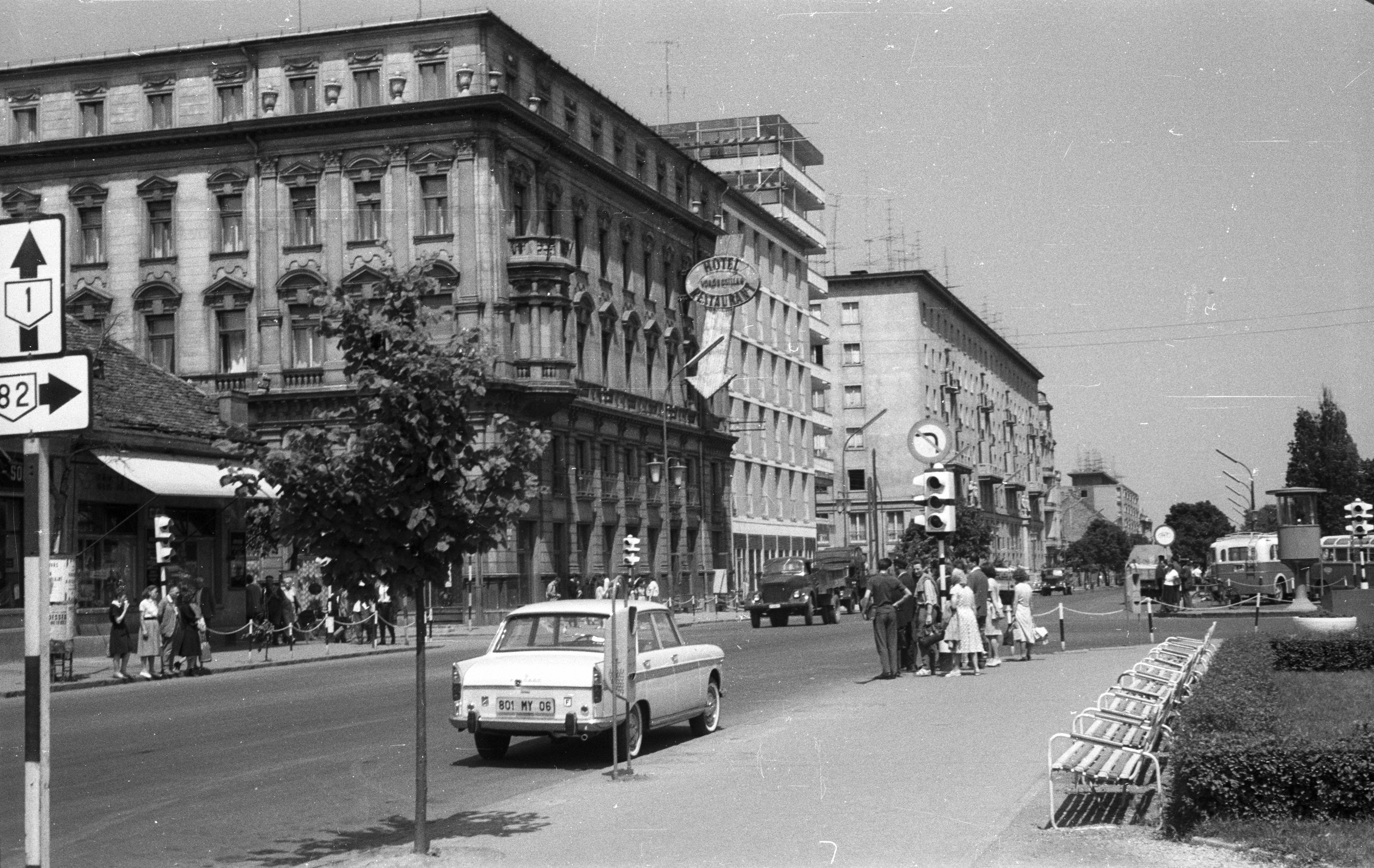 1963, Győr, Városház (Szabadság) tér. Szemben a Szent István út (Tanácsköztársaság útja) a Vörös Csillag (ma Rába) szállóval.