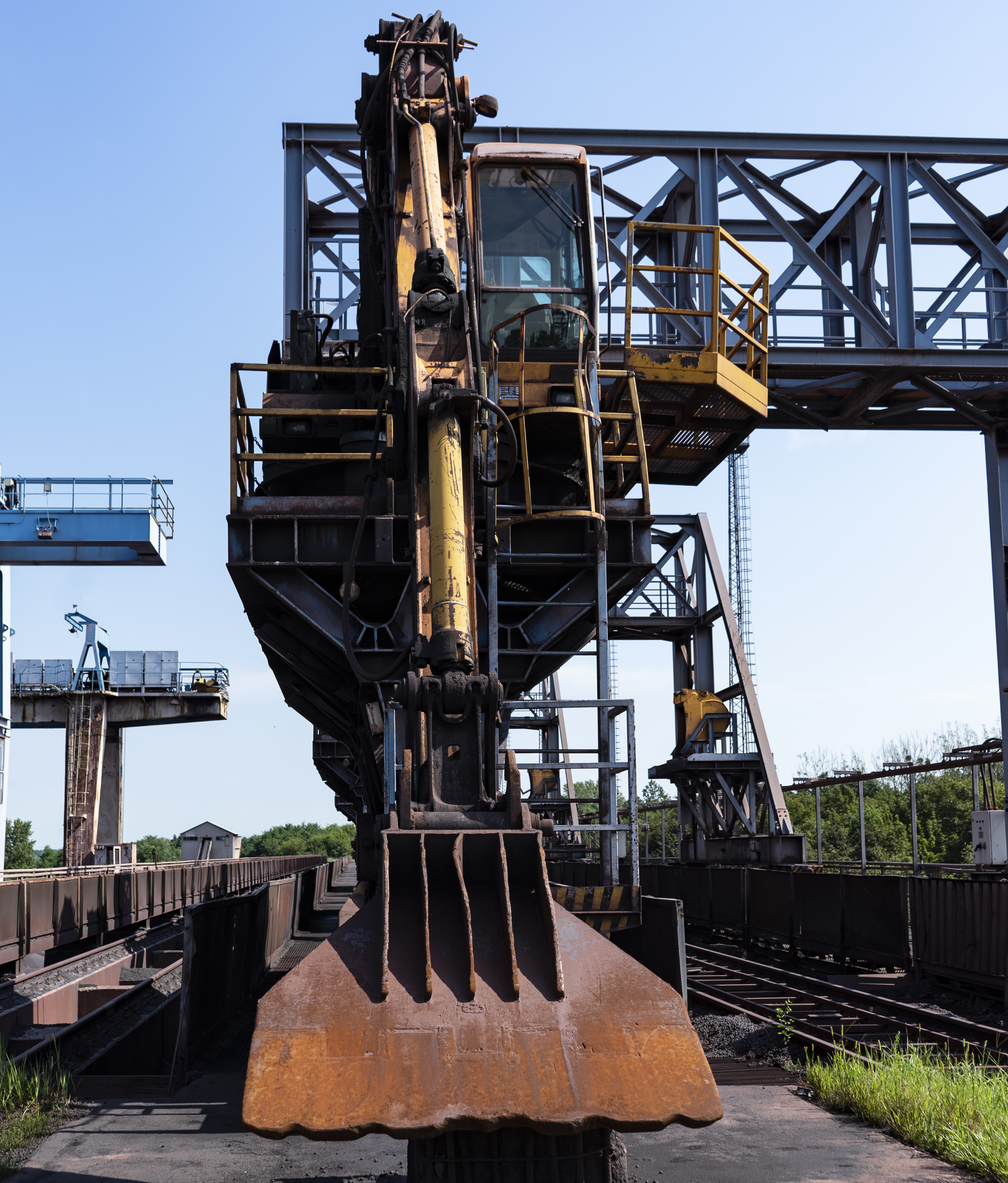 Záhonyi vasúti átrakó körzet: az átrakott vagonok űrtartalmának tömörítéséhez, kotrásához használt üzemi munkagép