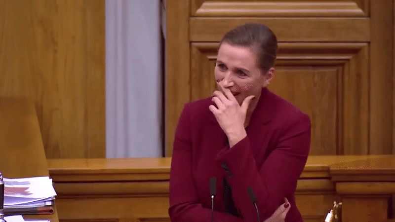 Másik világ: a dán miniszterelnök nem tudta folytatni a beszédét a felszabadult nevetéstől