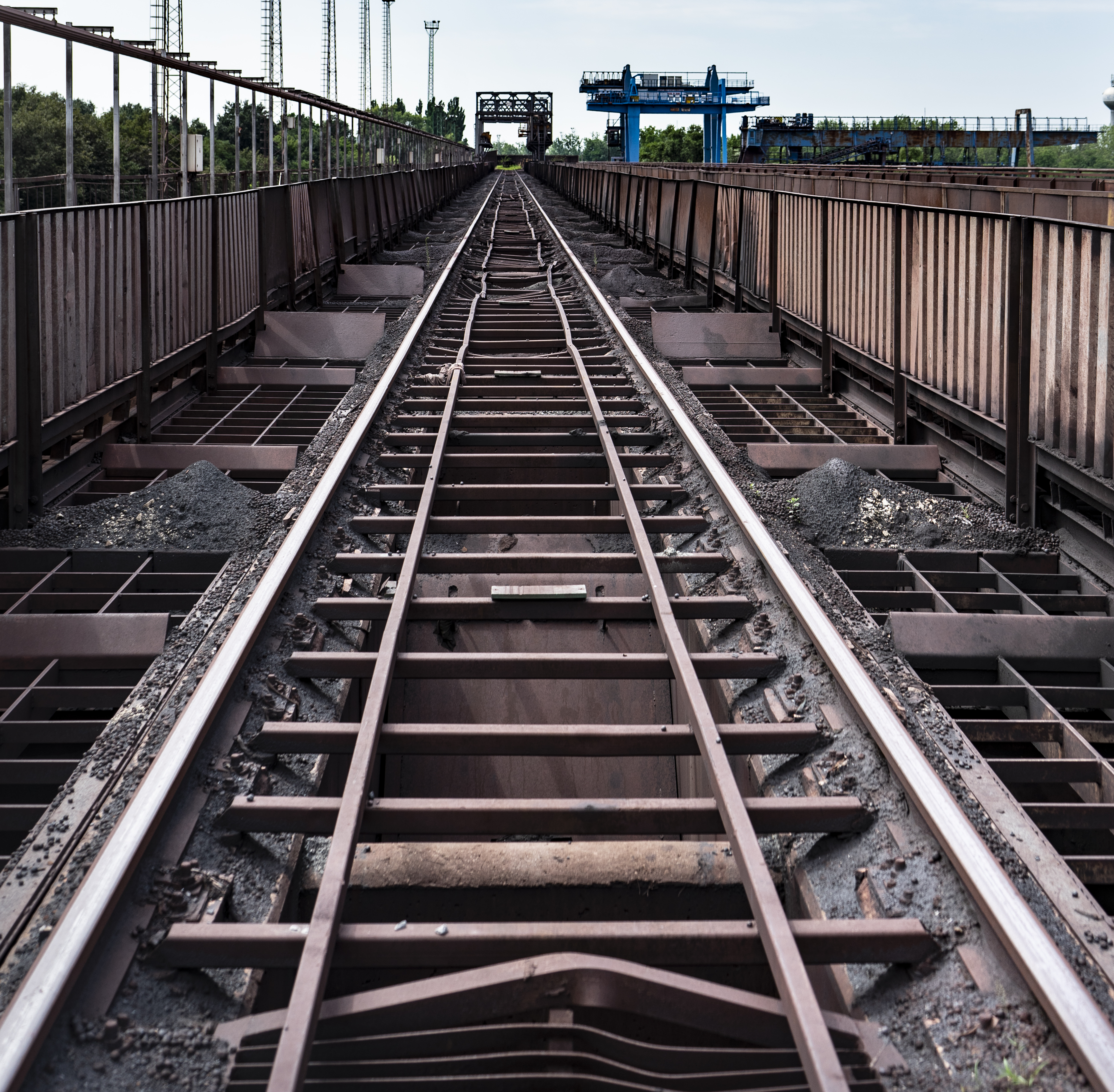 Záhonyi vasúti átrakó körzet, Eperjeske „csúszda”: az emeletesen kialakított sínpárok közül a felső a széles, az alsó a normál nyomtávolságú. A felső sínpáron álló szerelvények nyitható aljú vagonjaiból a csúszdakürtőkön keresztül ömlik a szállított áru, például a vasérc a normál vagonokba.