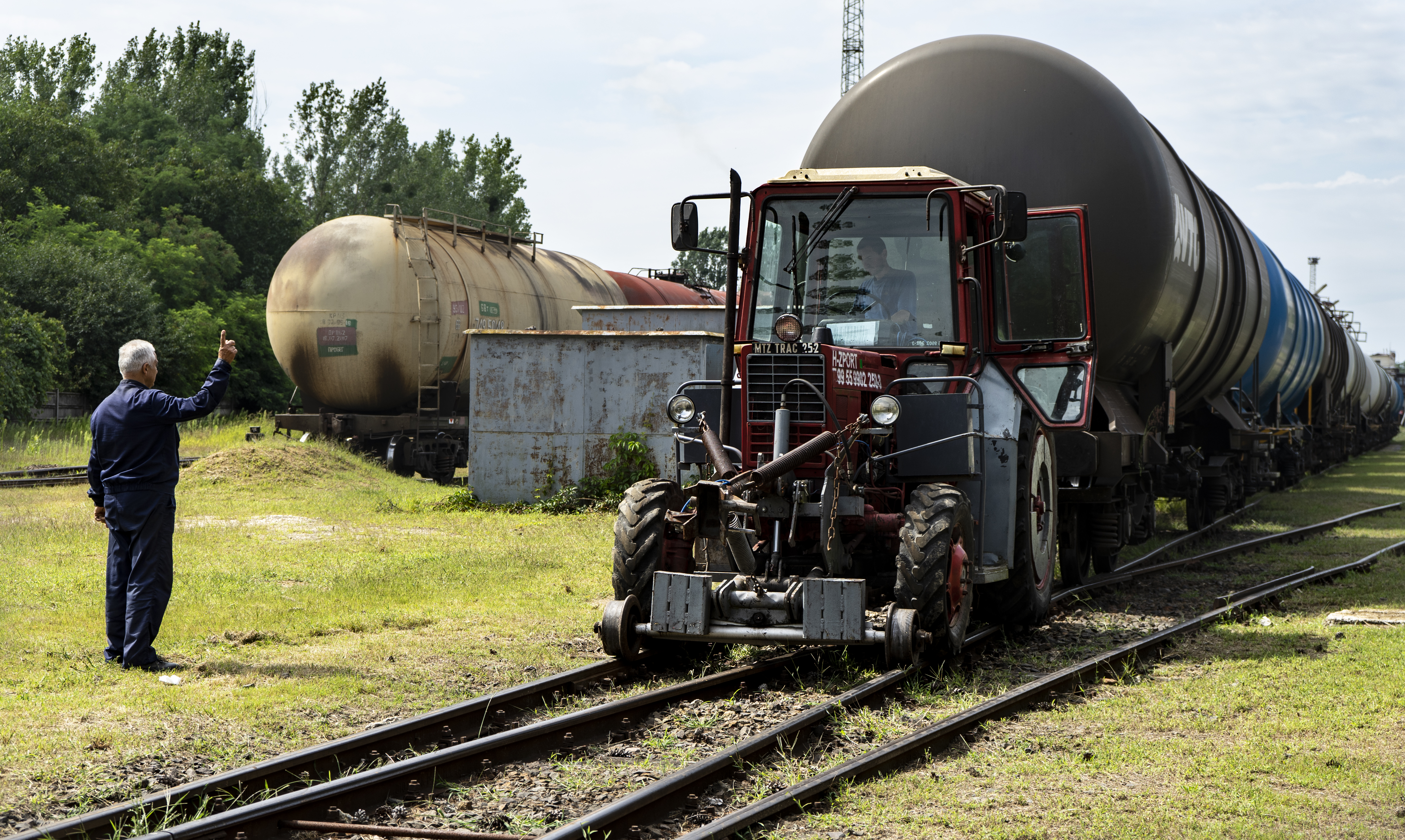 Záhonyi könnyűolaj-átfejtő: a vasúti szerelvényt traktor segítségével húzzák a helyére az átfejtéshez.