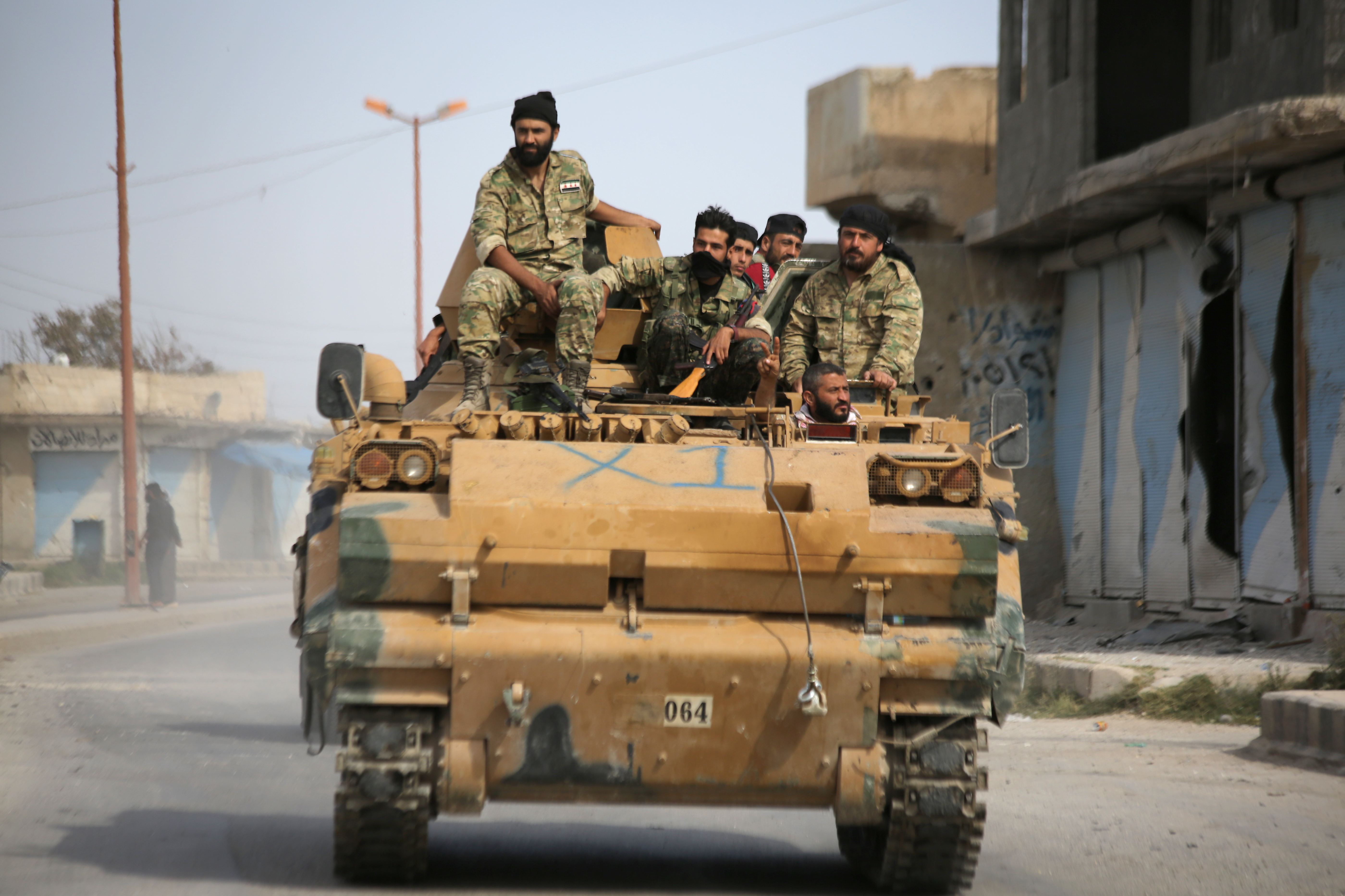 Törökök támogatta szíriai katonák Ayn al-Arus városában