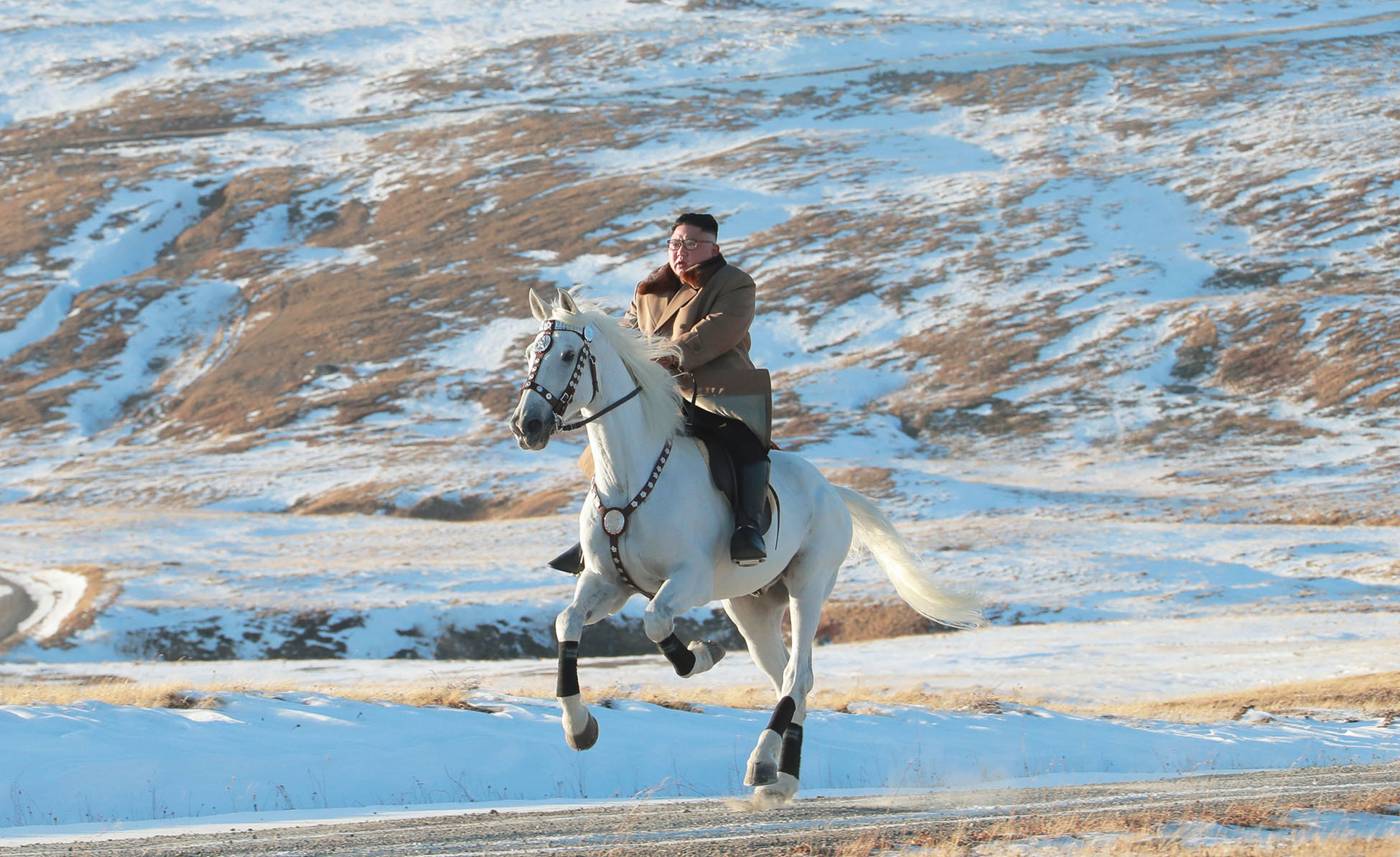 Kim Dzsong Un hófehér lovon ügetett fel a Pektu-hegyre