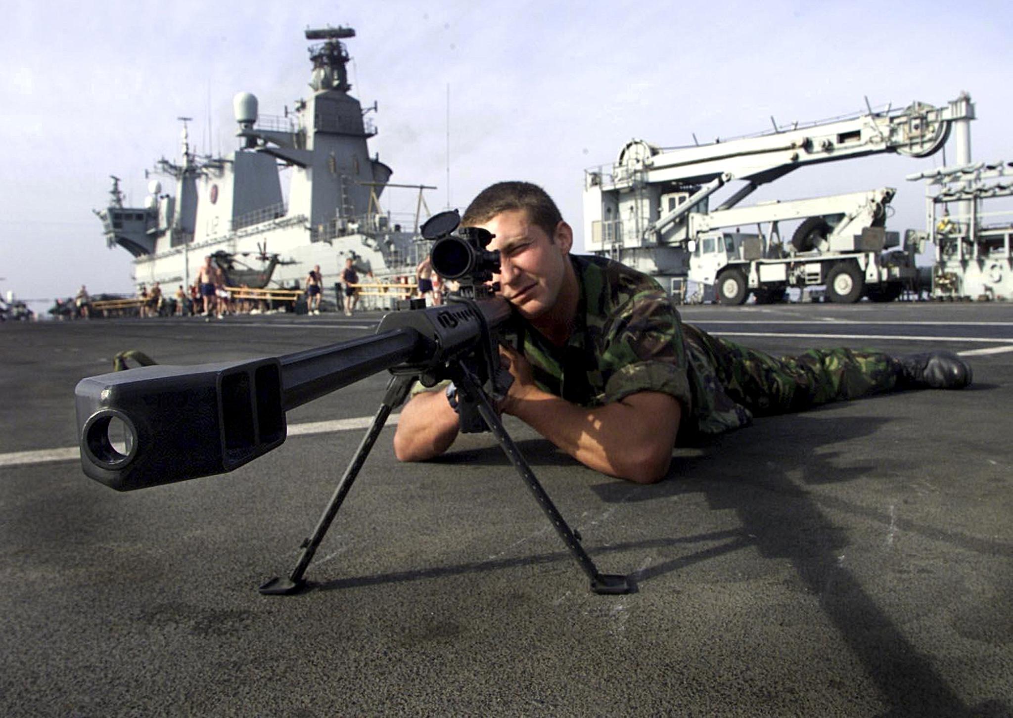 Brit tengerészgyalogos gyakorol a .50-es kaliberű Barrett mesterlövészpuskával