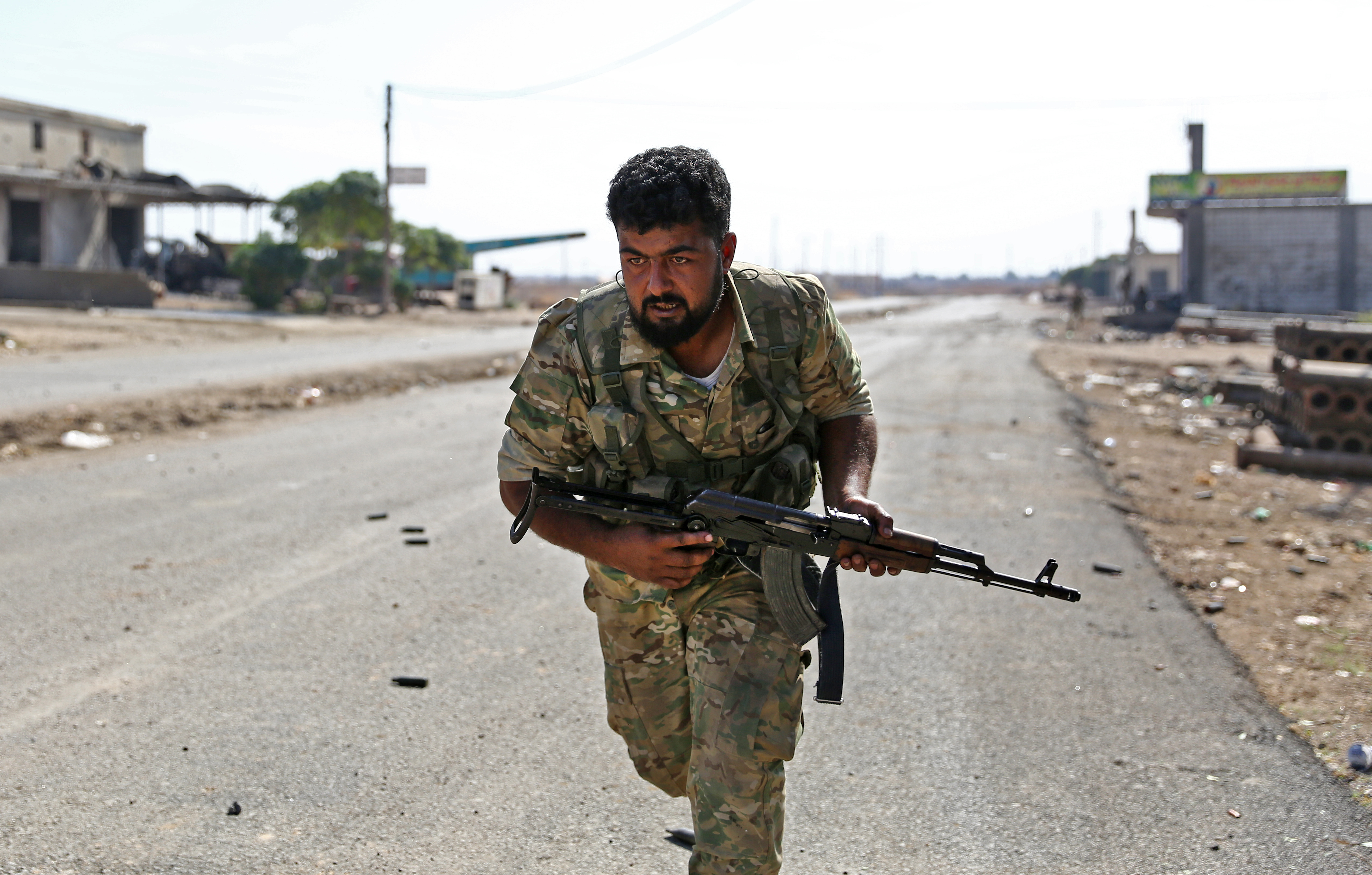 A törkök által támogatott szíriai milícia egyik tagja a török határ melletti Ras al-Ain városban.