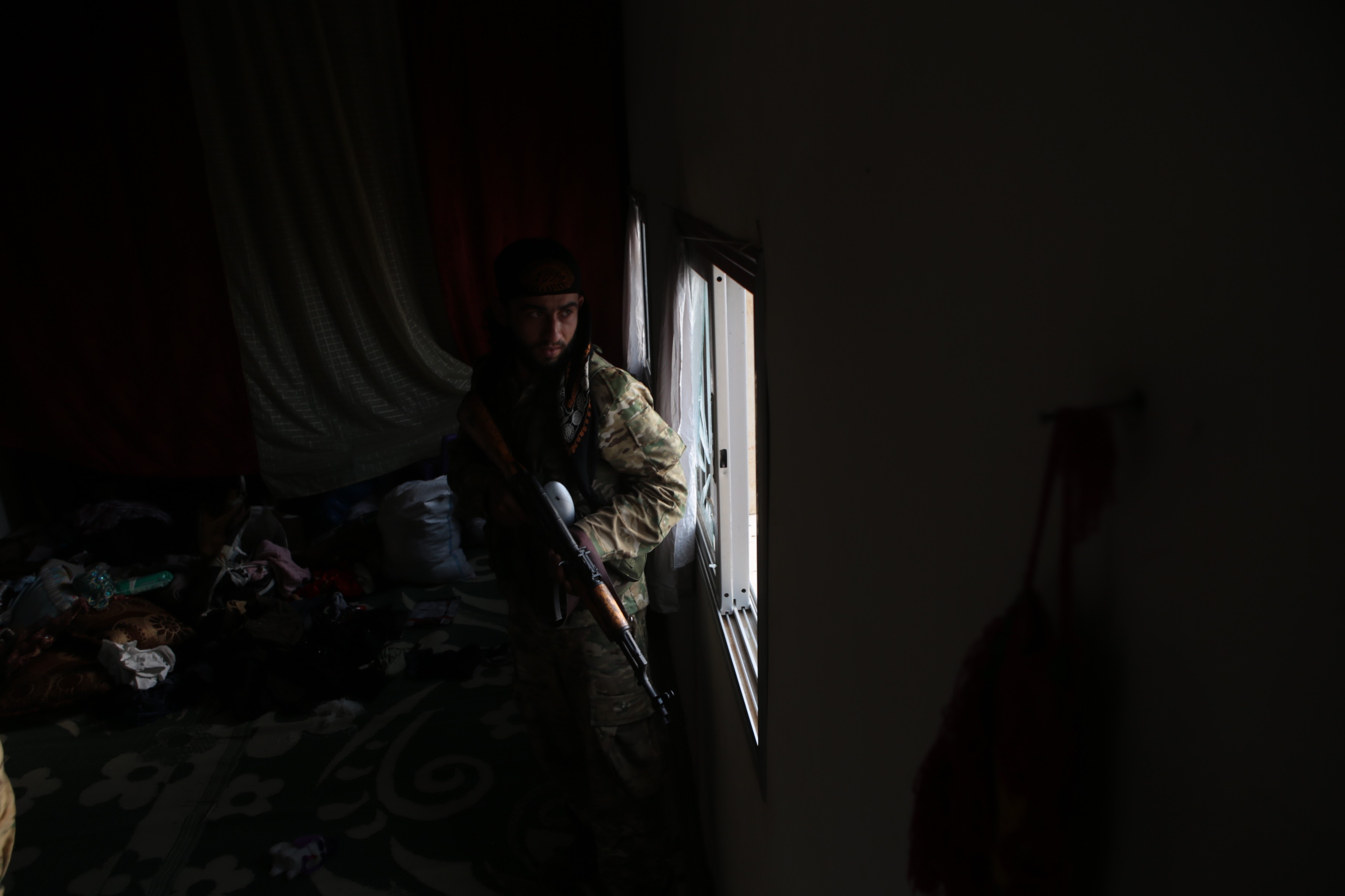 A Szír Nemzeti Hadsereg katonája Tal Abiadnál.