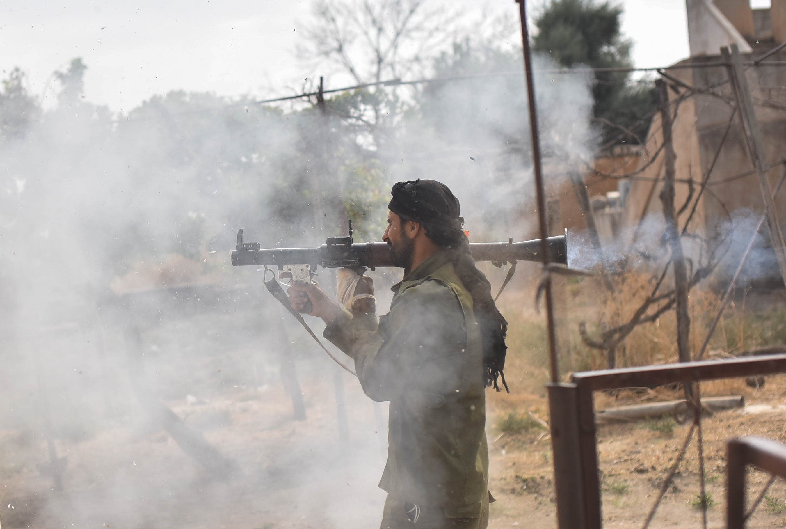 A Szíriai Nemzeti Hadsereg katonája páncéltörő gránátvetővel.