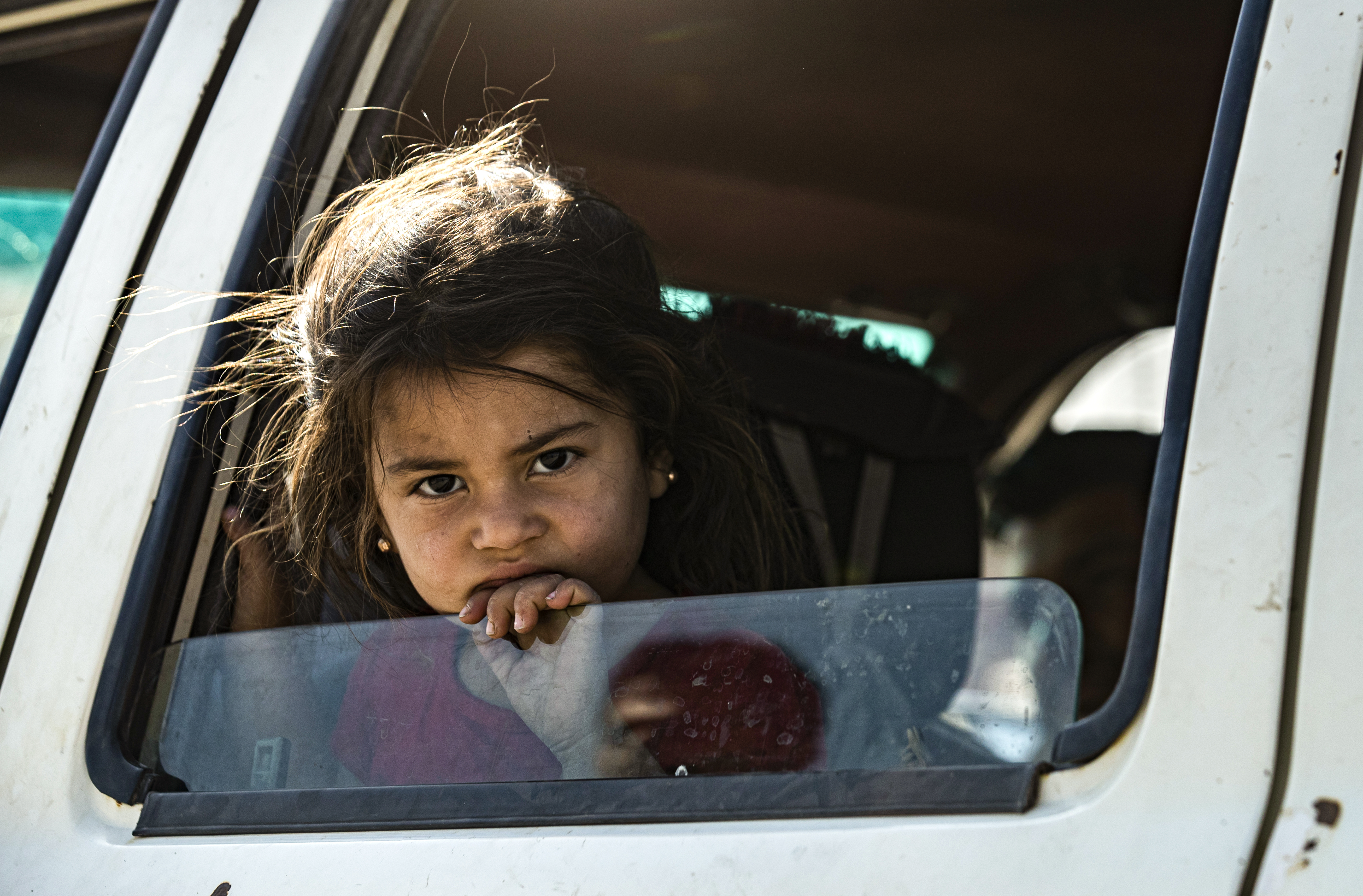 Menekülő szíriai kislány Ras al-Ain mellett.