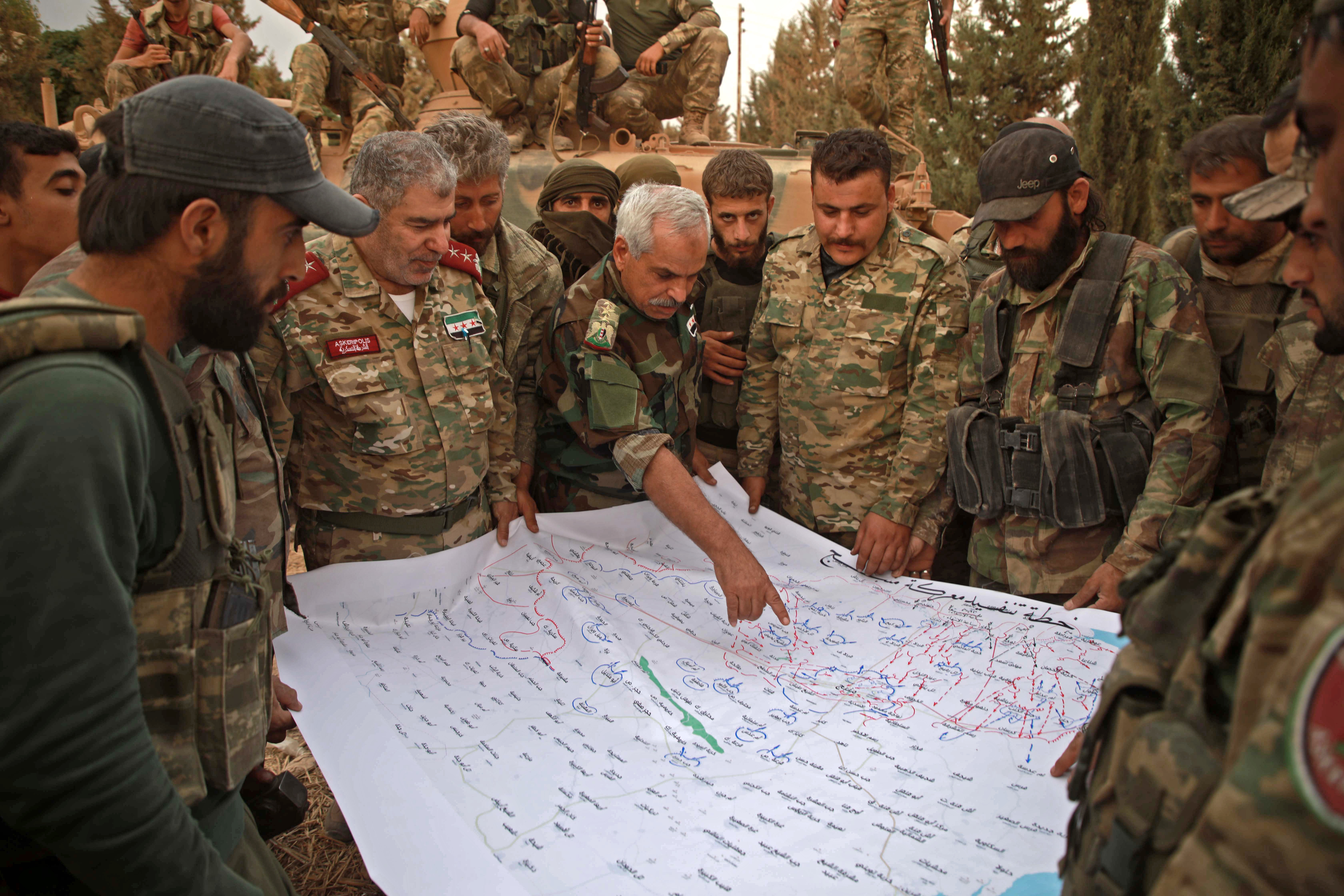 A törökök által támogatott szíriai lázadócsoport parancsnoka egyeztet Aleppo tartományban a kurdok elleni műveletekről.