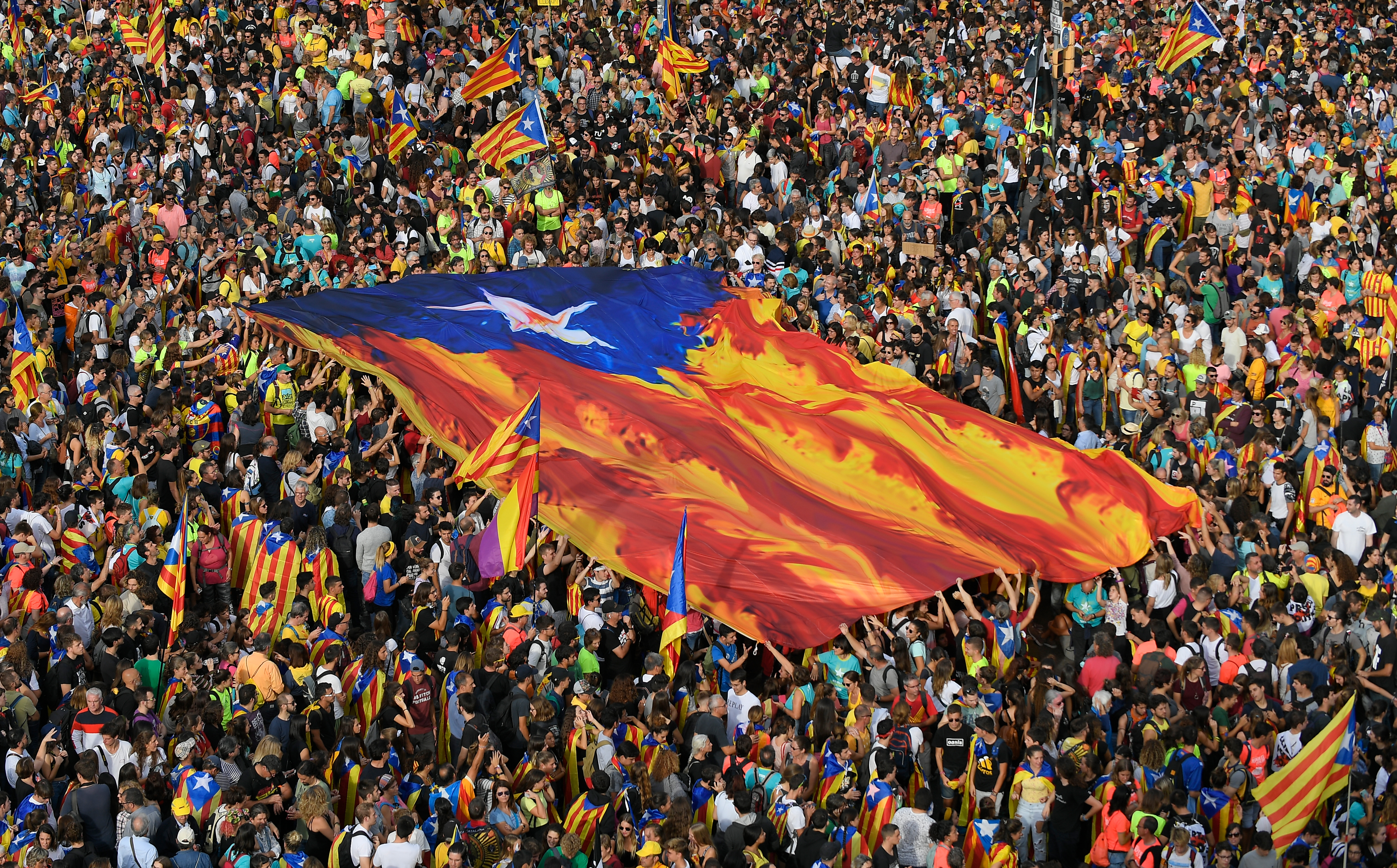 Félmillióan tiltakoztak Barcelonában a függetlenségpárti vezetők bebörtönzése miatt