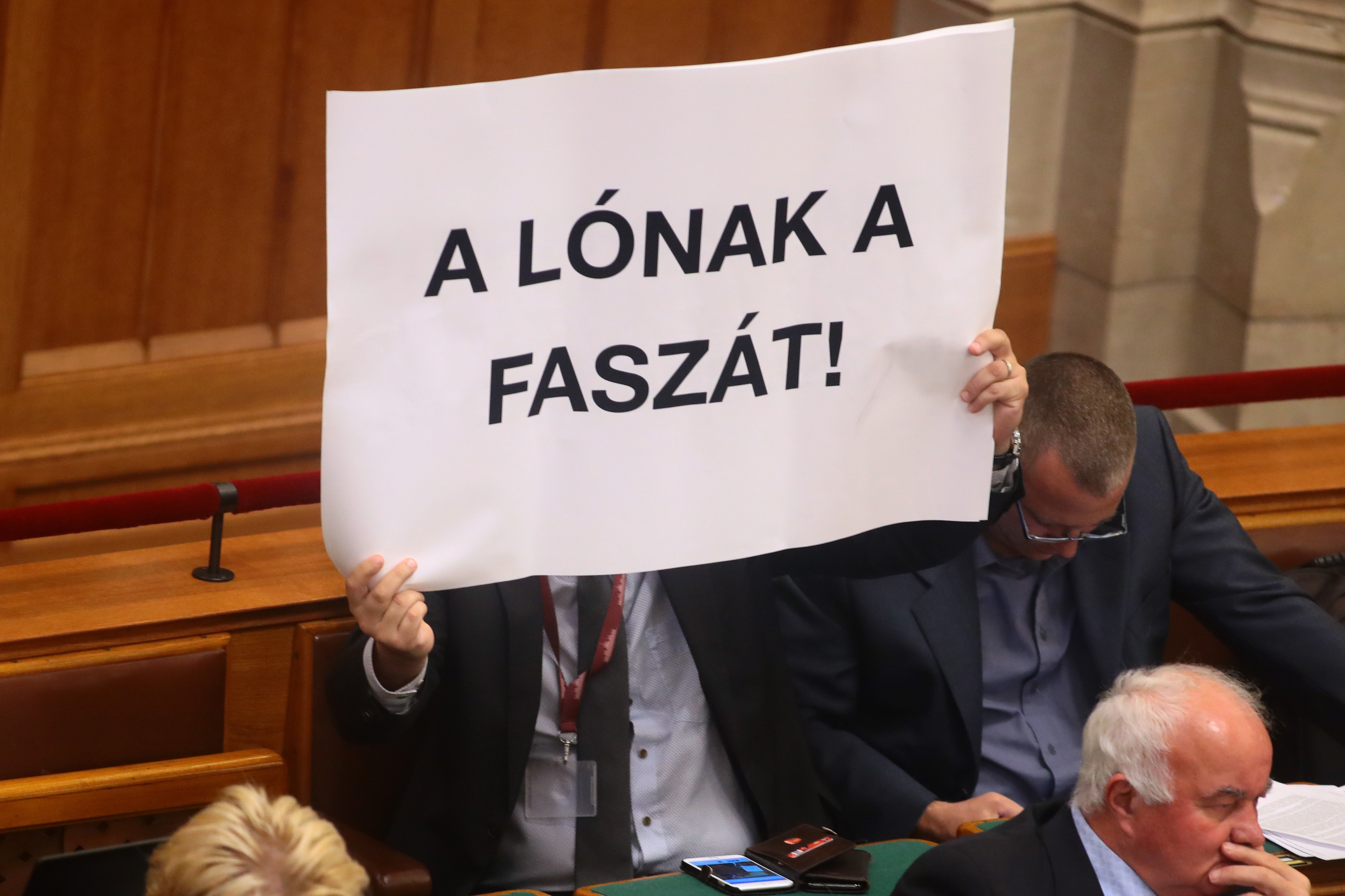 Hadházy Ákos független parlamenti képviselő feliratot tart a kezében Orbán Viktor miniszterelnök napirend előtti felszólalása alatt az Országgyűlés plenáris ülésén 2019. október 21-én.