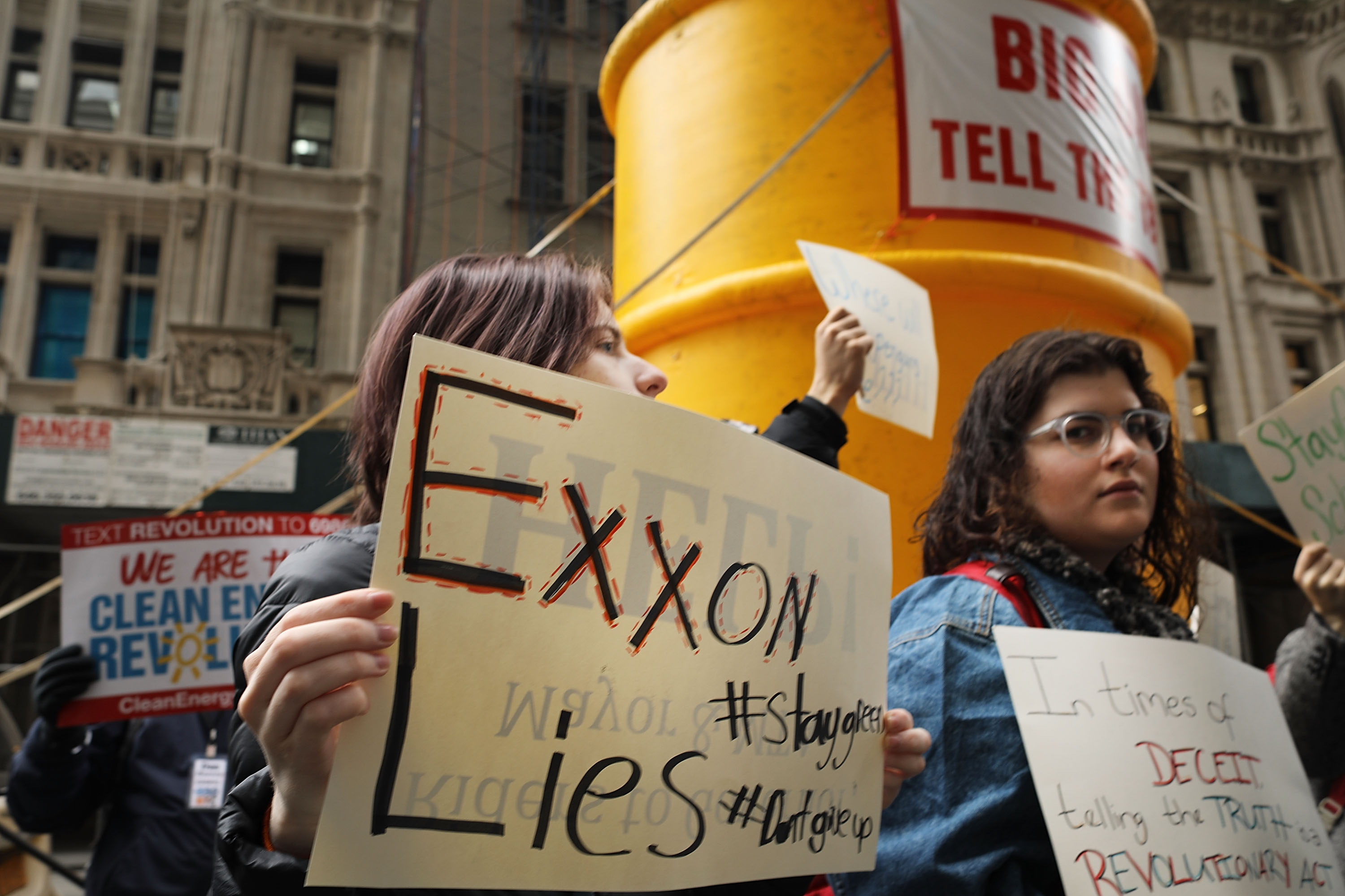 Precedensértékű klímapert akasztottak az Exxon Mobil nyakába