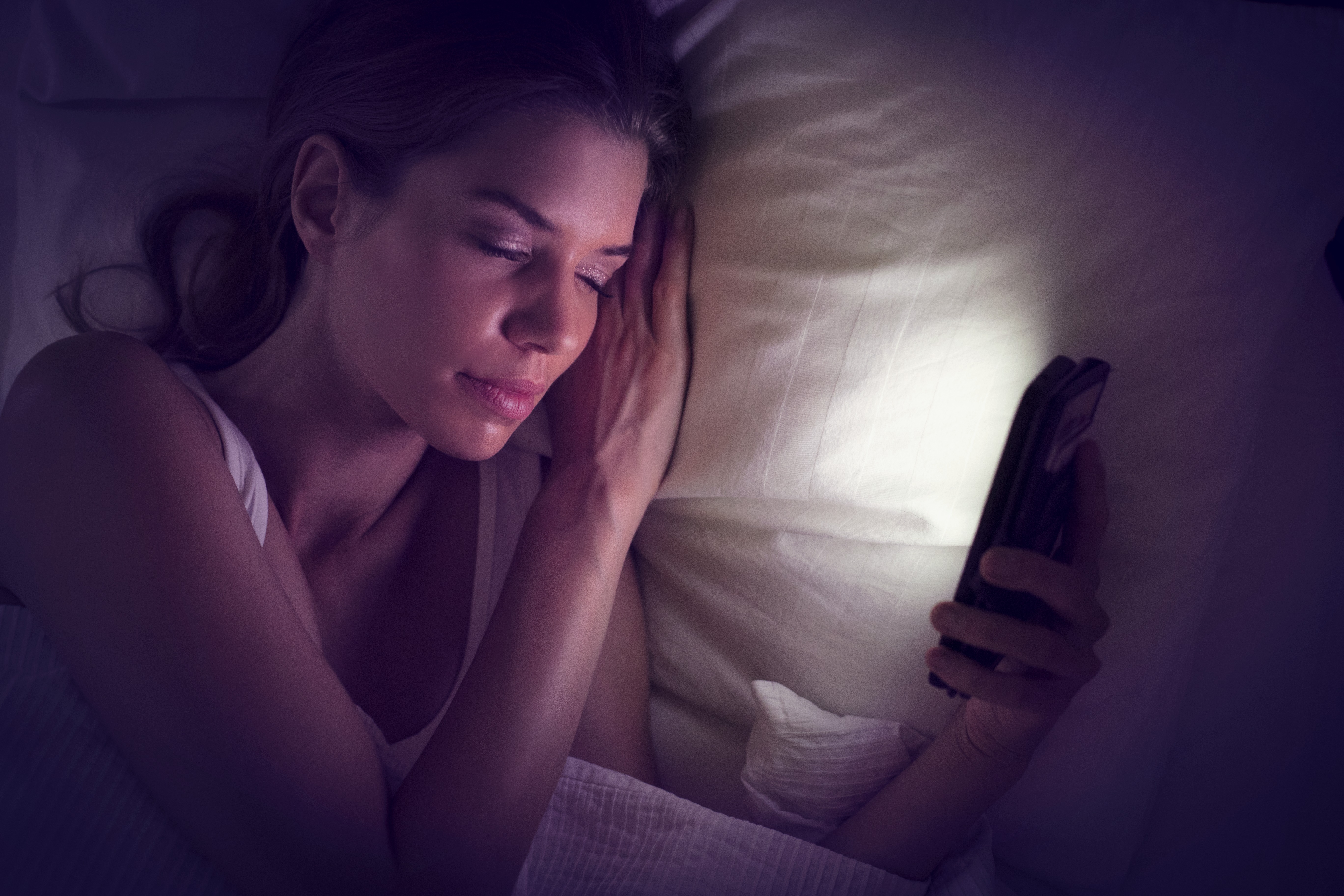 Nem az elektronikus eszközök kék fénye miatt alszanak rosszul a mai emberek