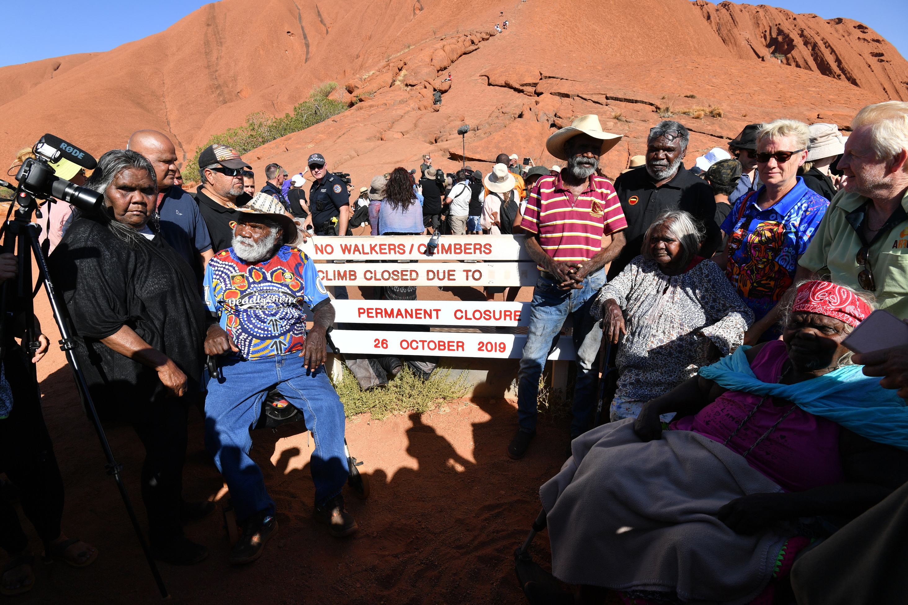 Tömegek rohanták meg Ausztrália híres vörös szikláját, az Ulurut