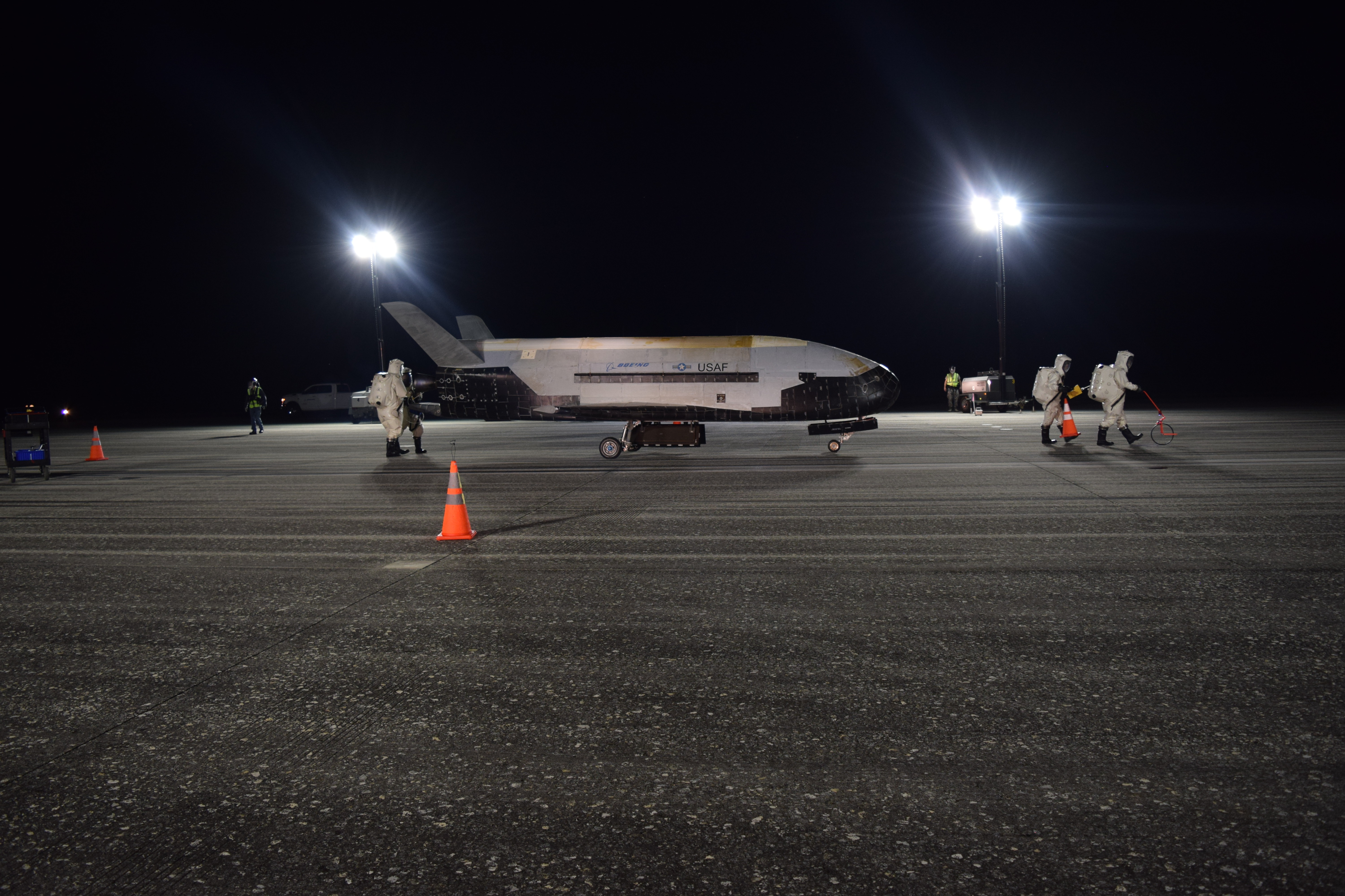 780 napos küldetése után landolt az amerikai légierő titkos űrsiklója