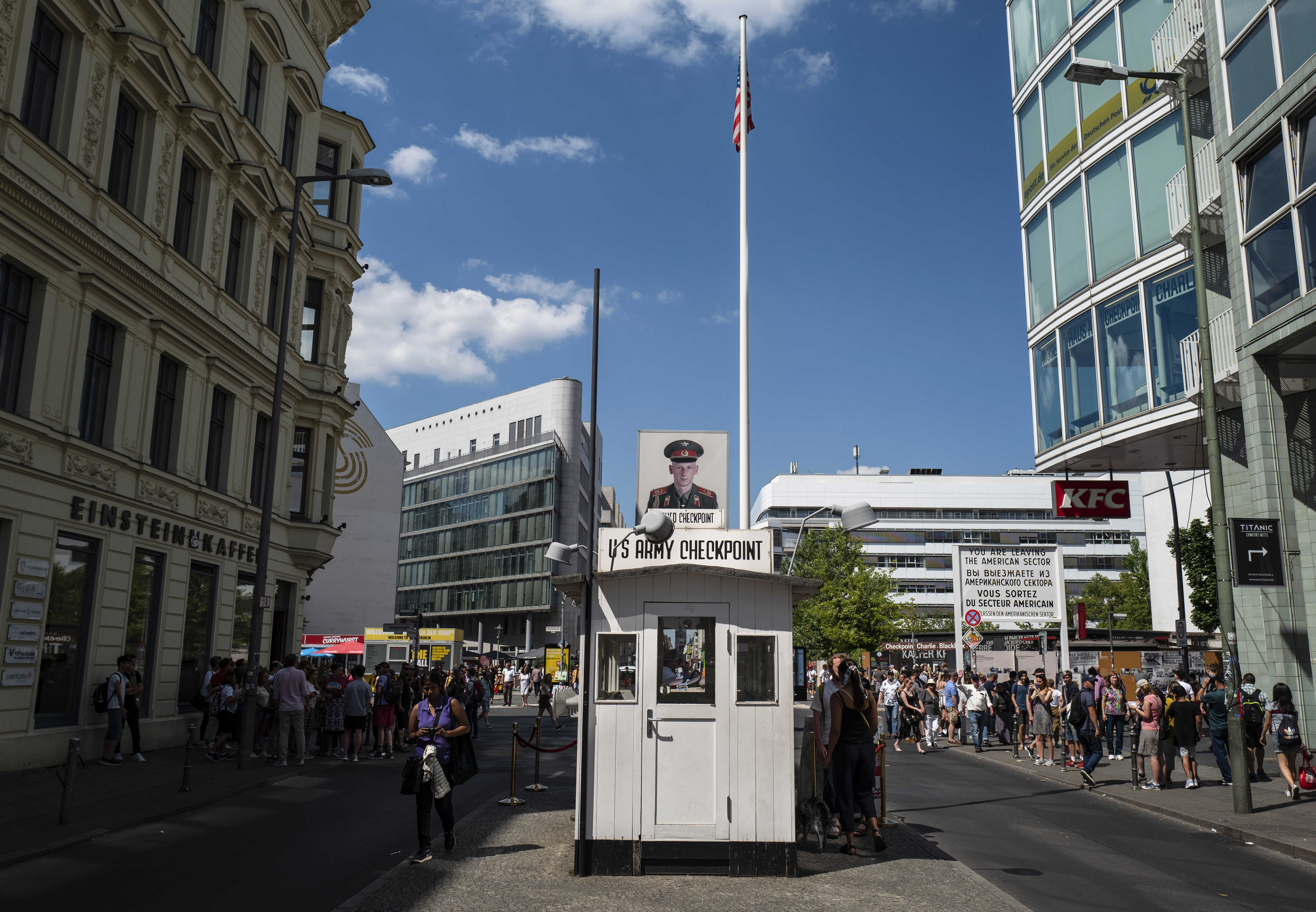 Lehúzták a turistákat a Checkpoint Charlie-nál, kitiltották őket a rendőrök
