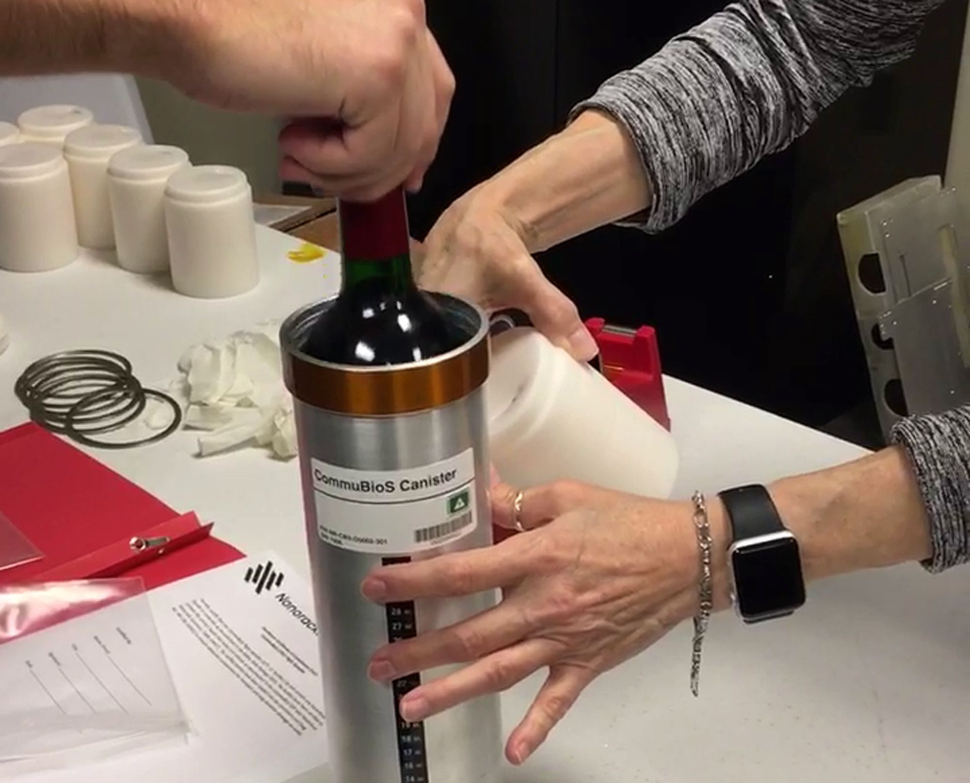 12 palack bordeaux-i vörösbort kapott a Nemzetközi Űrállomás legénysége, de nem ihatnak belőle