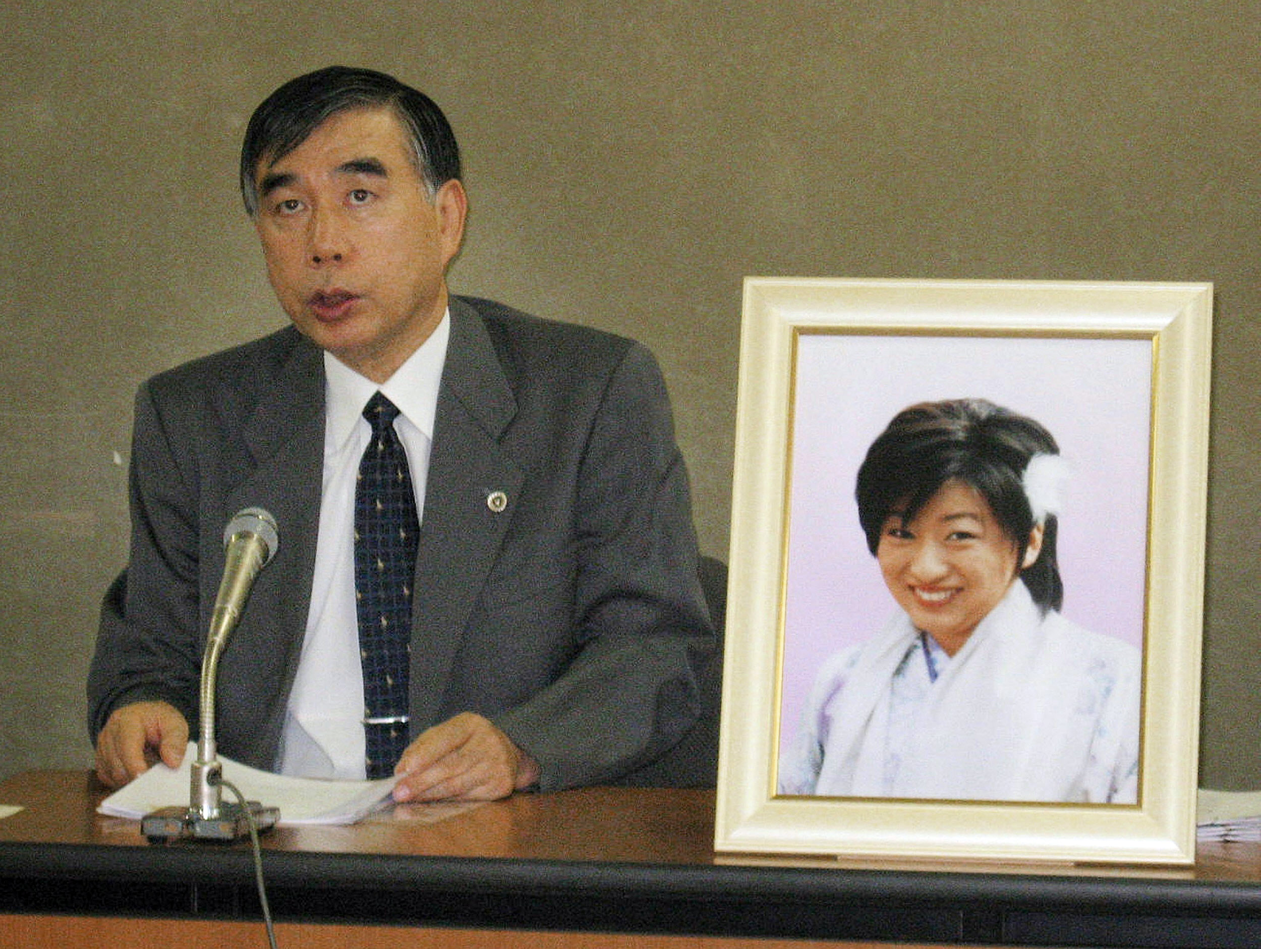 A karósi egyik áldozatának ügyvédje egy tokiói sajtótájékoztatón, 2008-ban