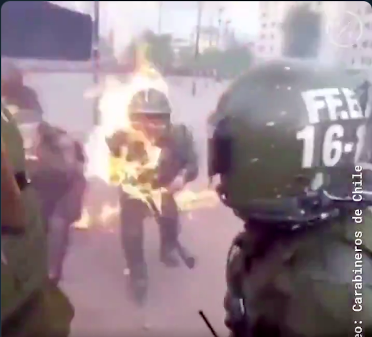 Így gyújtották fel két chilei rendőrnő fejét a tüntetők