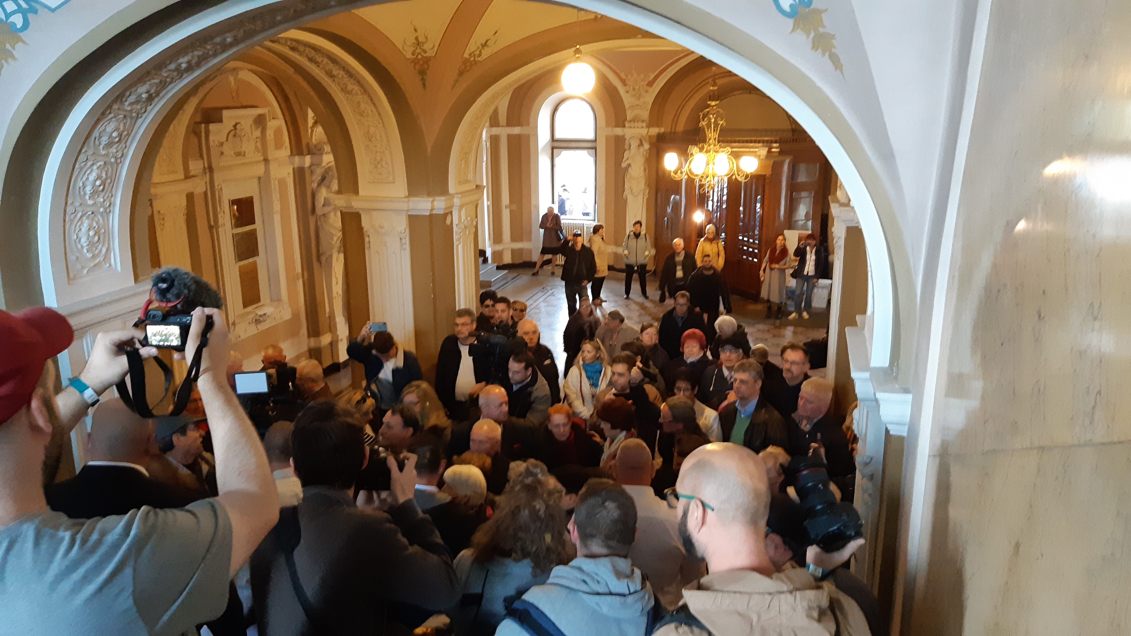 Az Add ide a didit éneklő tüntetők próbáltak betörni a győri városháza üléstermébe, az ajtón dörömböltek
