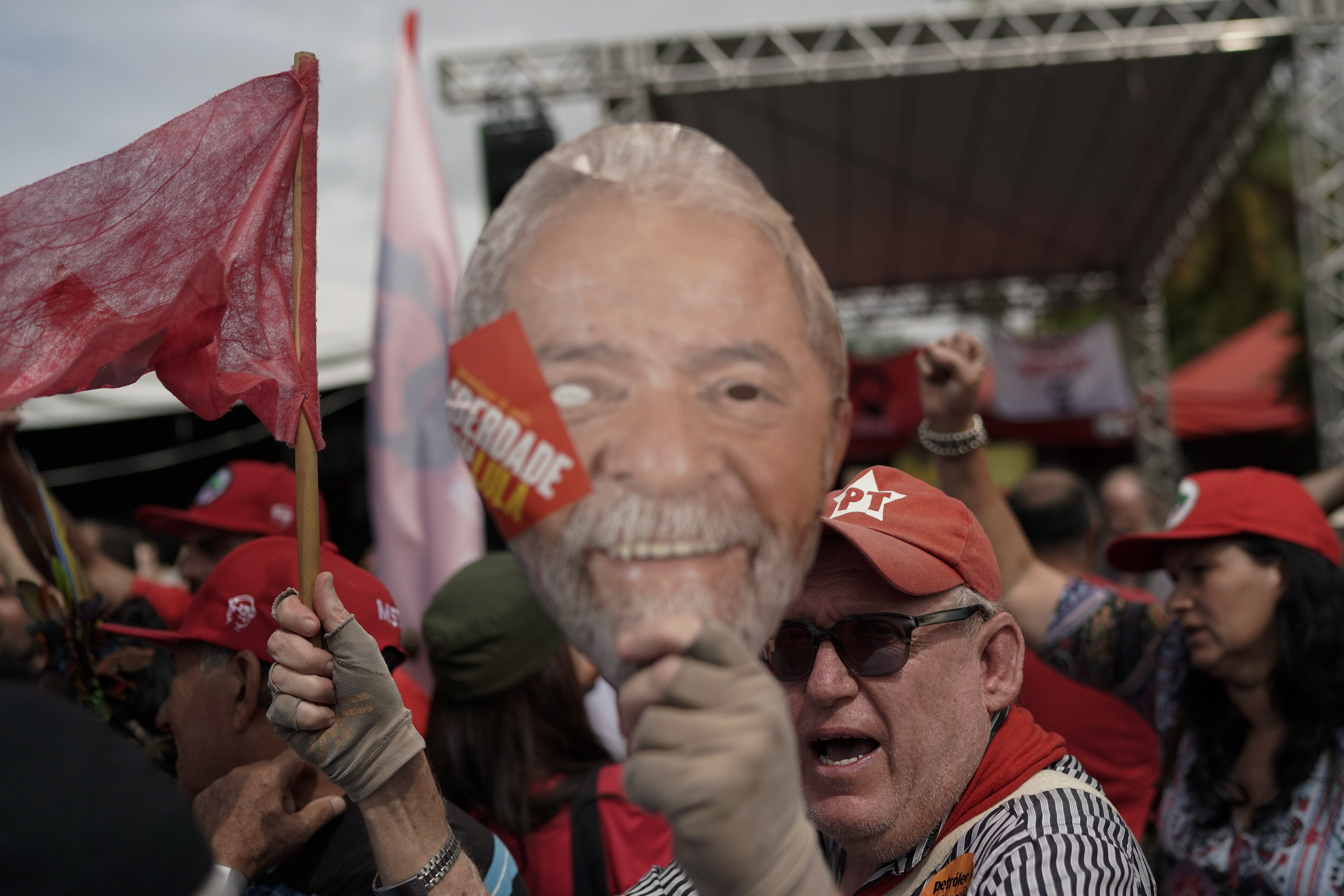 580 nap után szabadon sétált ki a börtönből a volt brazil elnök