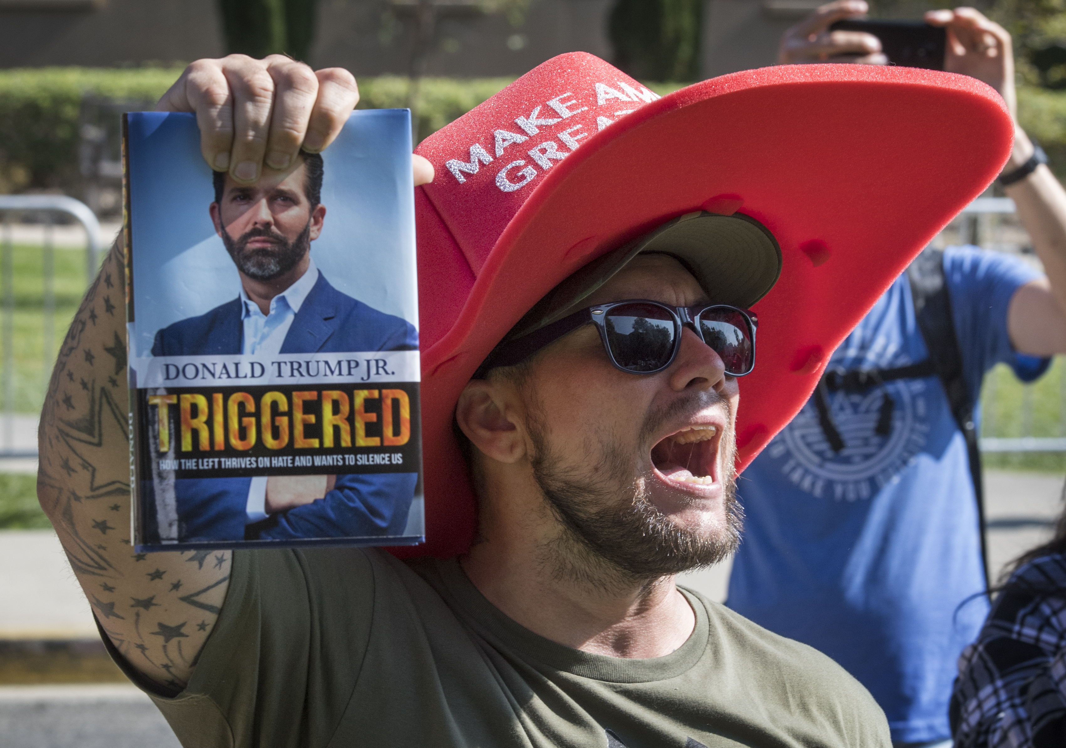 Donald Trump Jr. elment bemutatni TRIGGERED című könyvét, de szélsőjobbosok kifütyülték, ezért levonult a színpadról