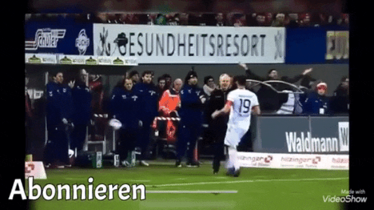 Bikaként öklelte fel az ellenfél mit sem sejtő edzőjét az Eintracht csapatkapitánya