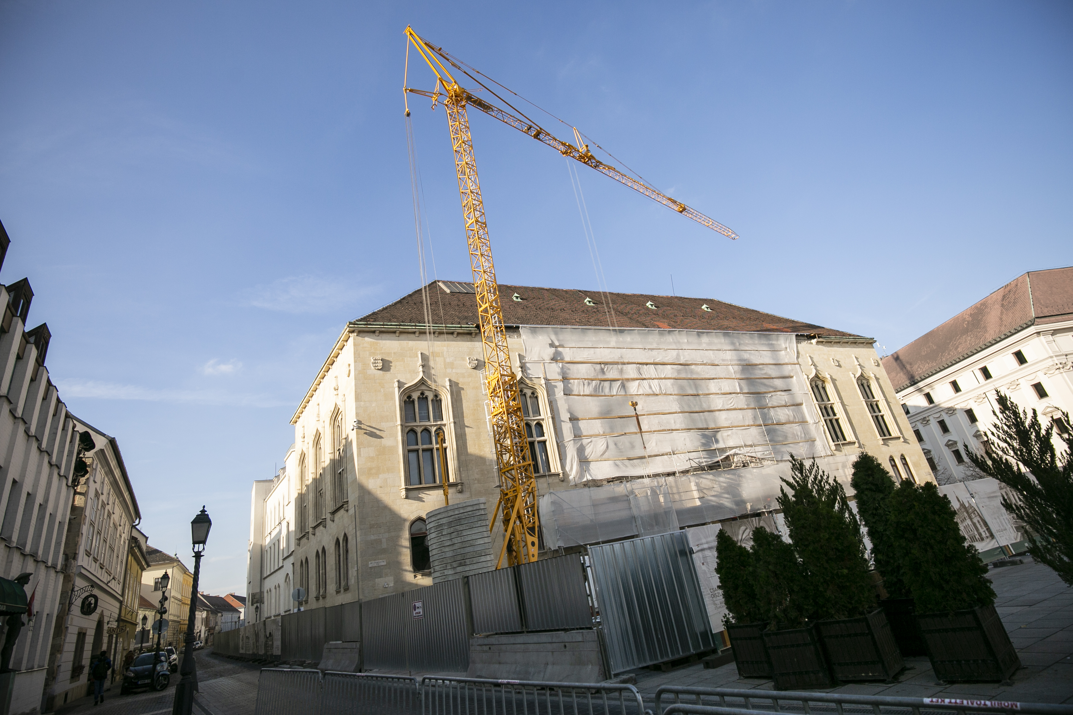 Állítólag az EU-elnökség miatt kell sietni a pénzügyminisztérium várbeli épületének felújításával