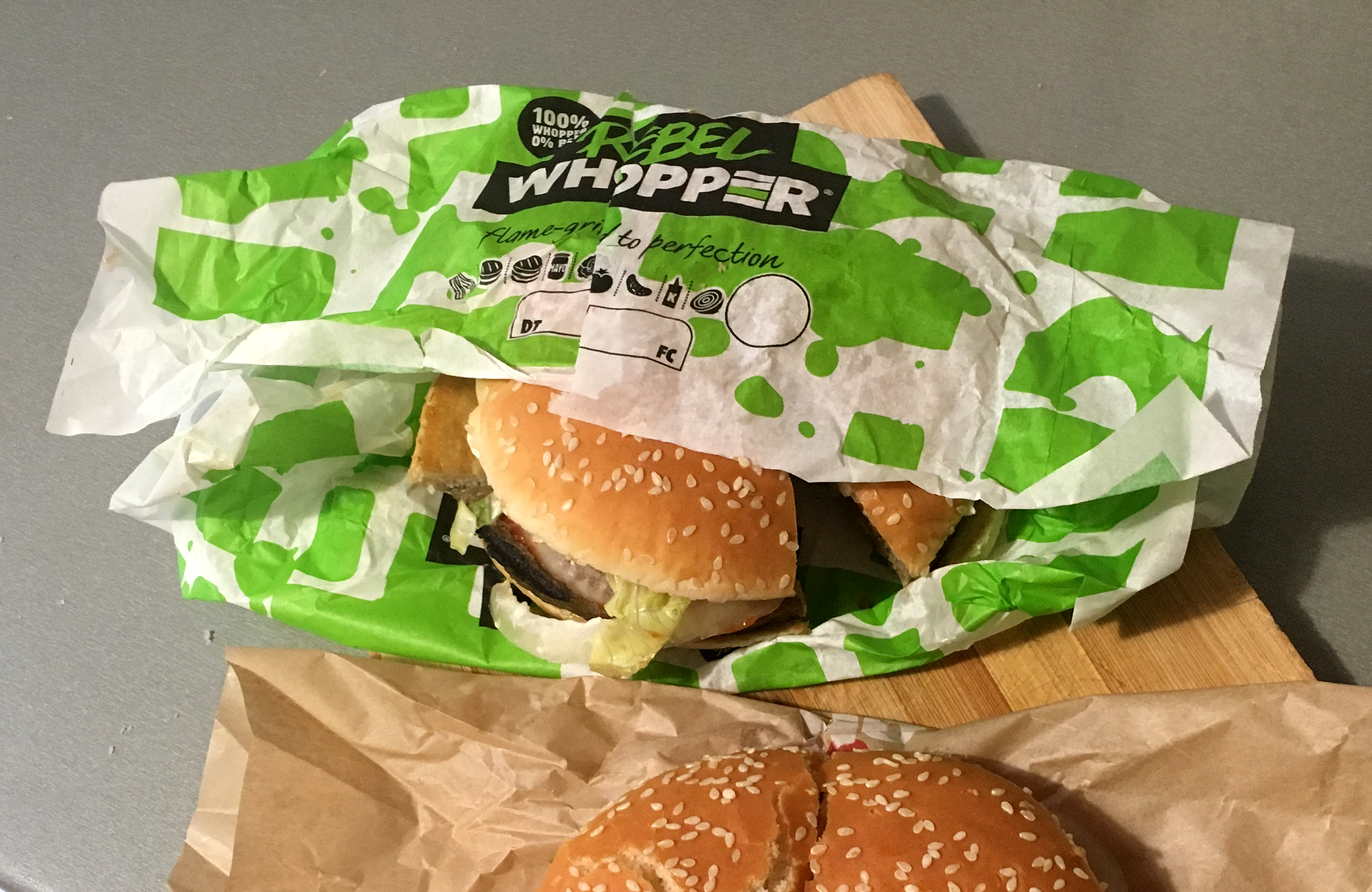 A magyarországi Burger King is előállt a húspótlós burgerrel, a Rebel Whopperrel